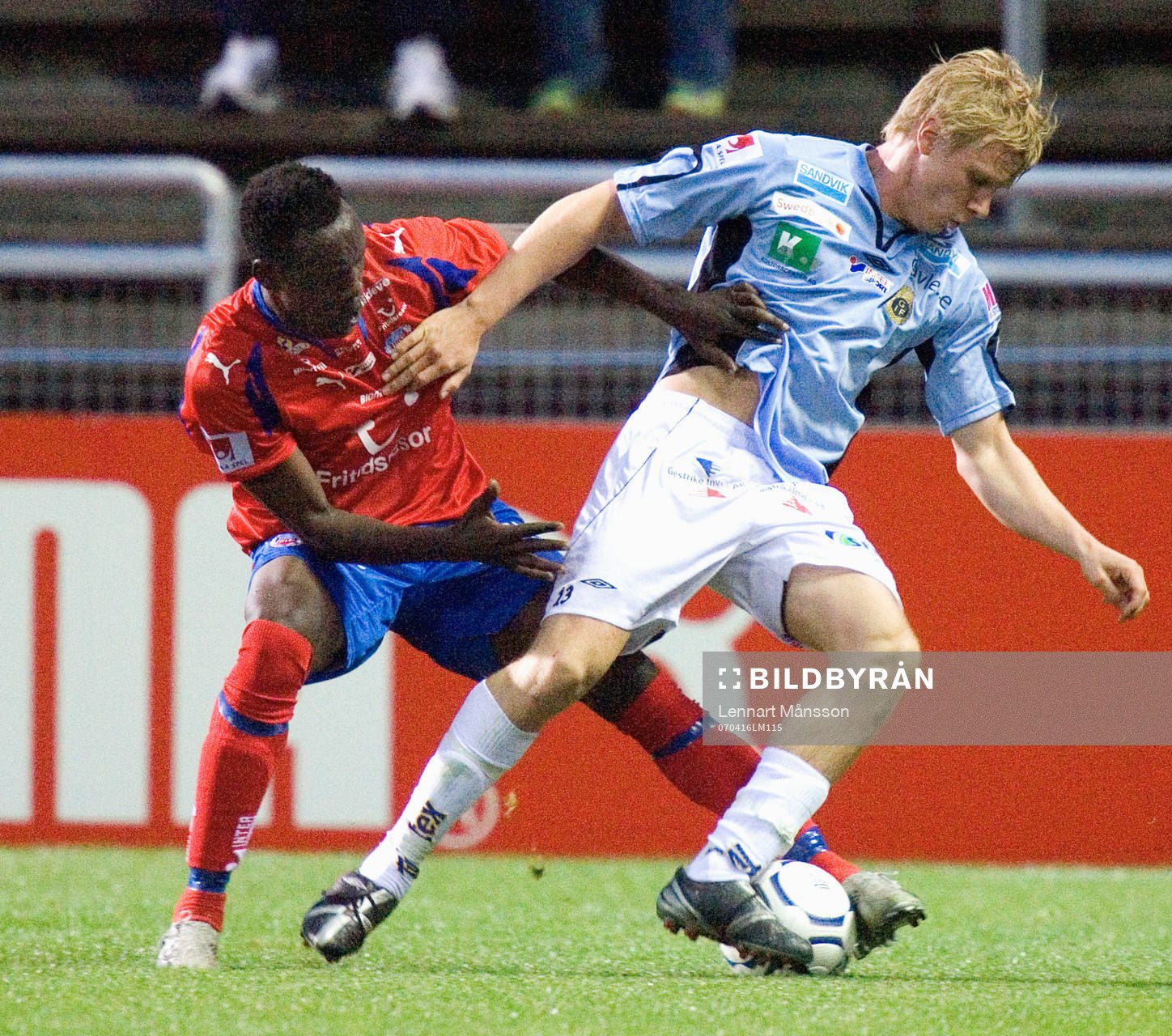 Olivier Karekezi stoppar Jonathan Hellström