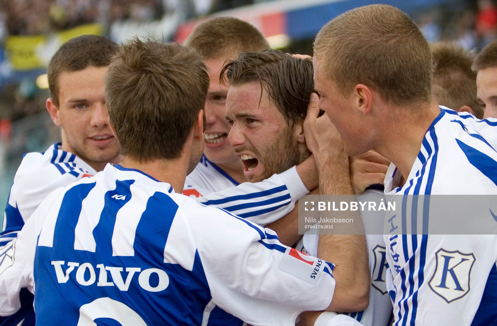 Jonatan Berg, Göteborg,  kramas om av lagkamraterna