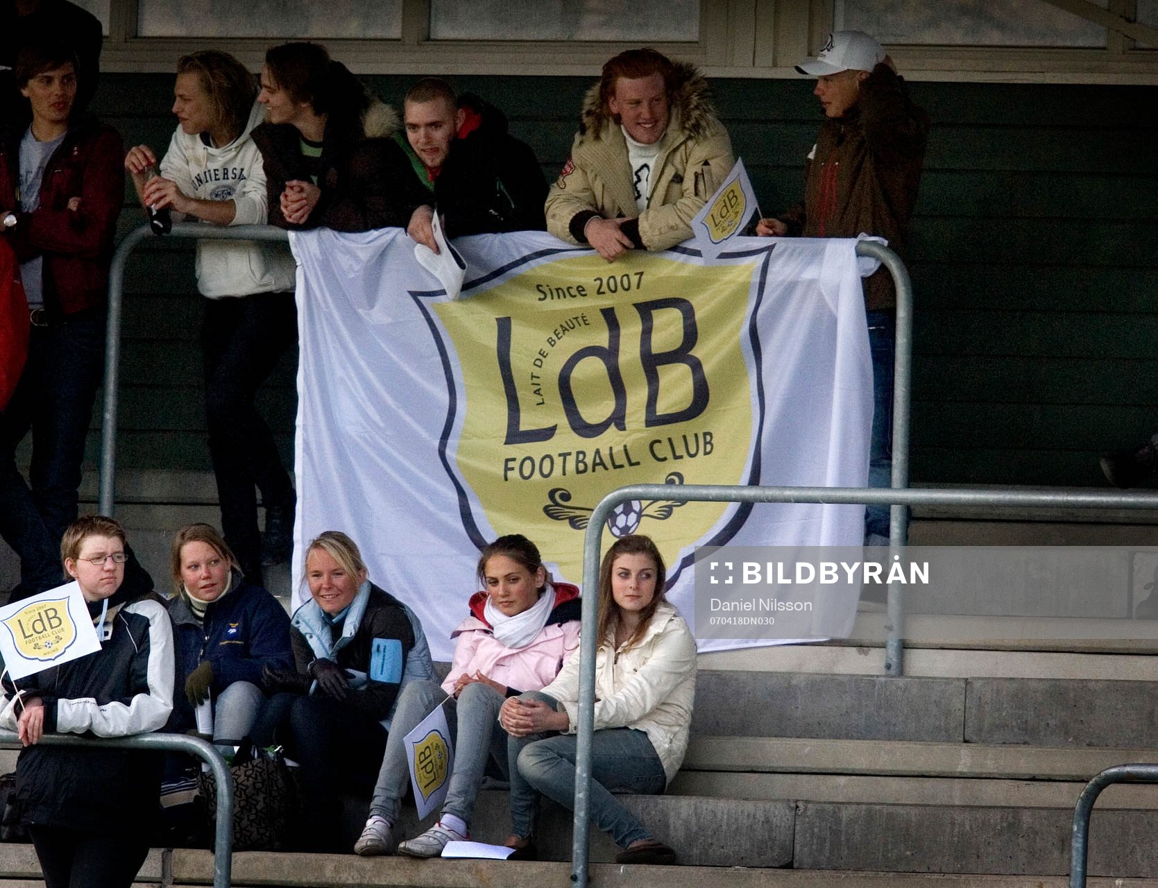 Nya supporter flaggor på läktaren