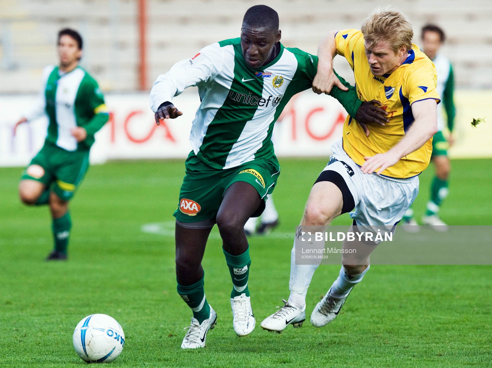  Alagie Sosseh rycker loss från sin bevakning.