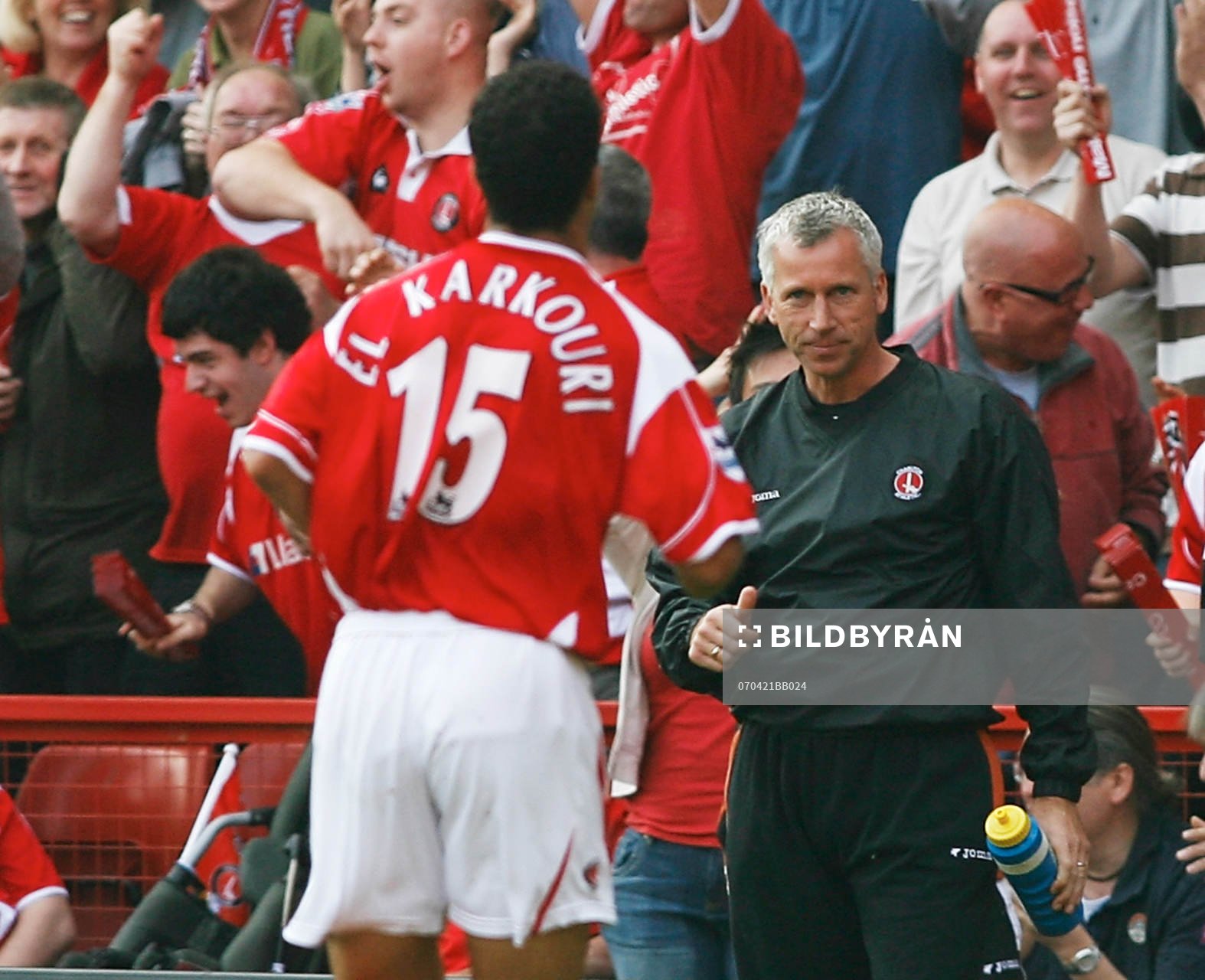  Charltons manager Alan Pardew gör tummen upp för Talal El Karkouris mål.