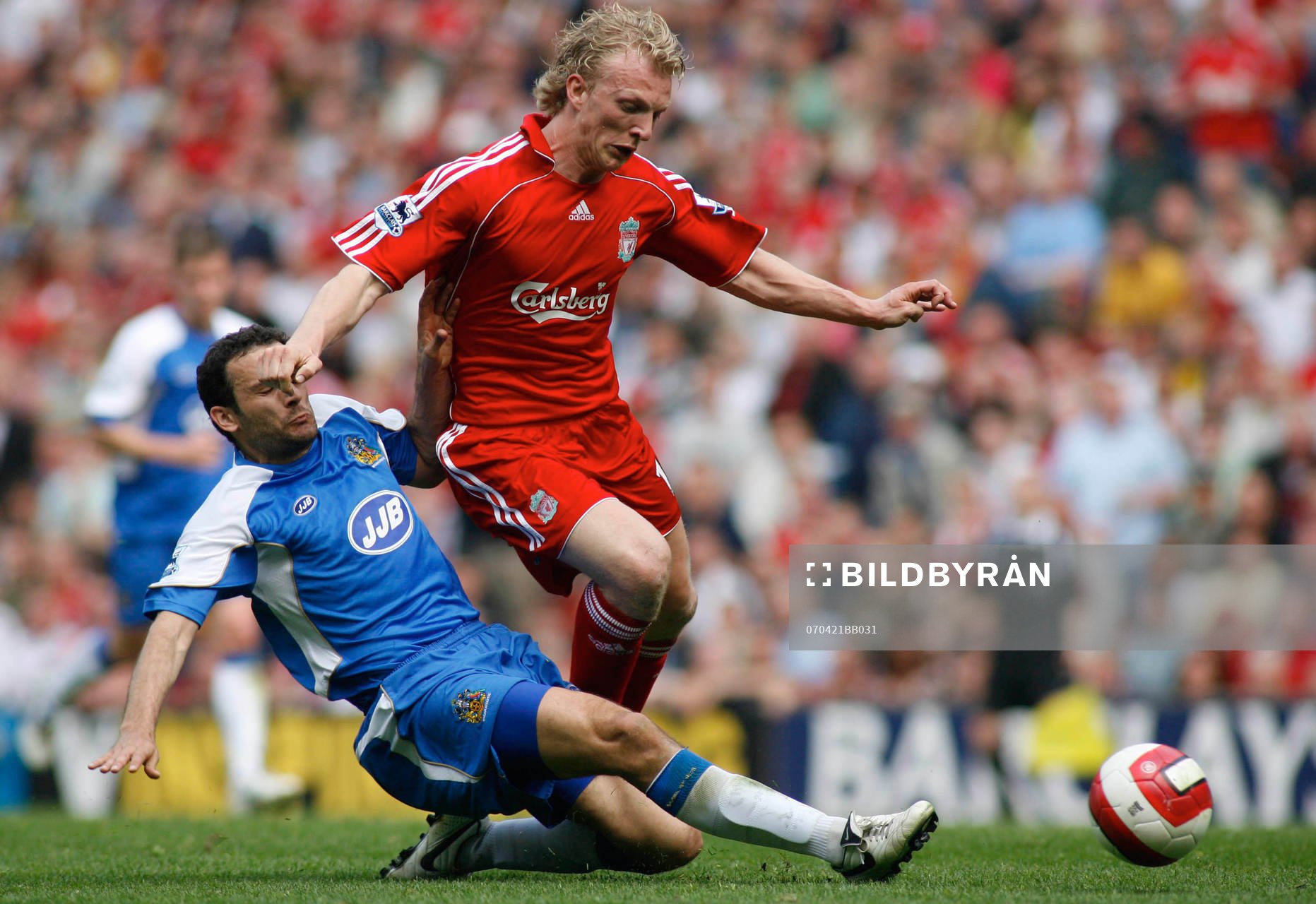  Dirk Kuyt, Liverpool och Josip Skoko, Wigan.