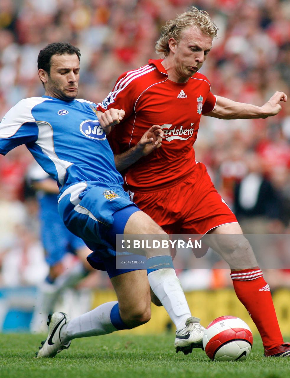   Dirk Kuyt, Liverpool och Josip Skoko, Wigan.