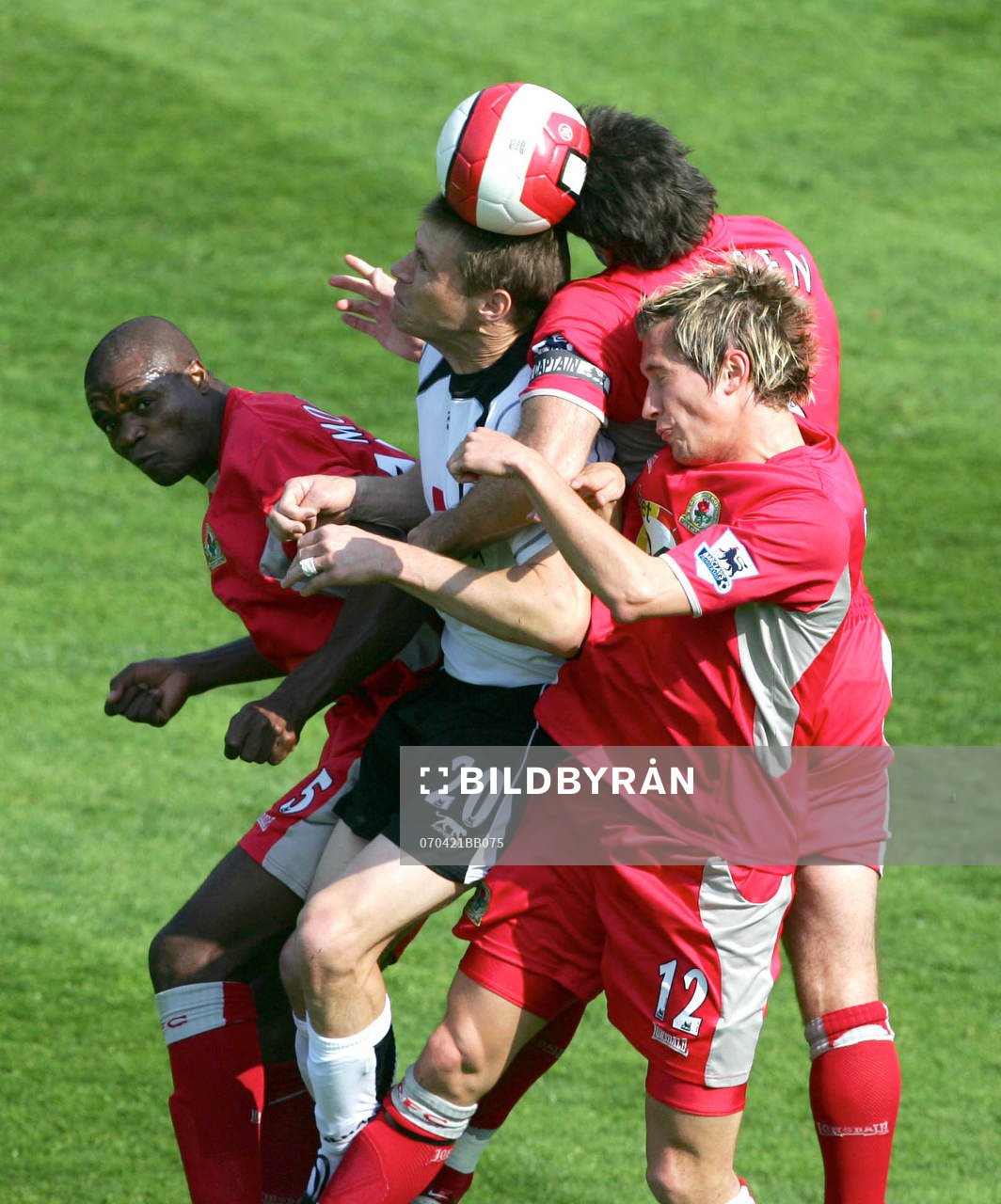 Brian McBride, Fulham trycks mellan L-R Benni McCarthy,
