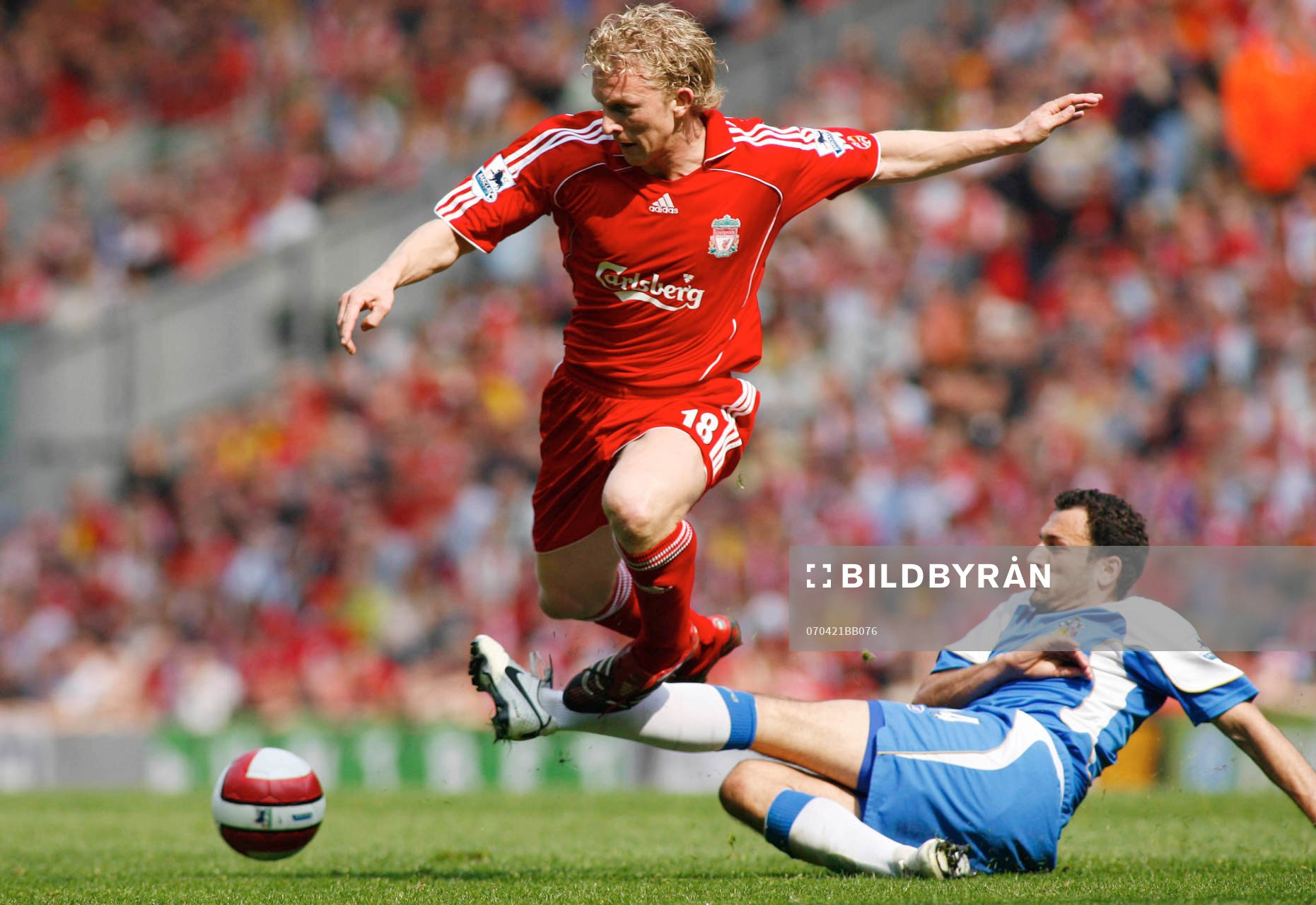  Dirk Kuyt, Liverpool och Josip Skoko, Wigan.