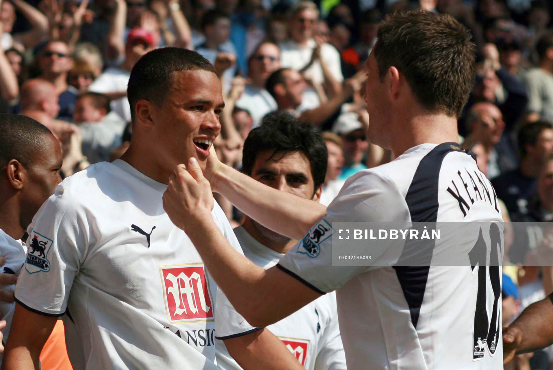  Jermaine Jenas klappas om av Robbie Keane efter kvitteringsmålet i slutminuten.