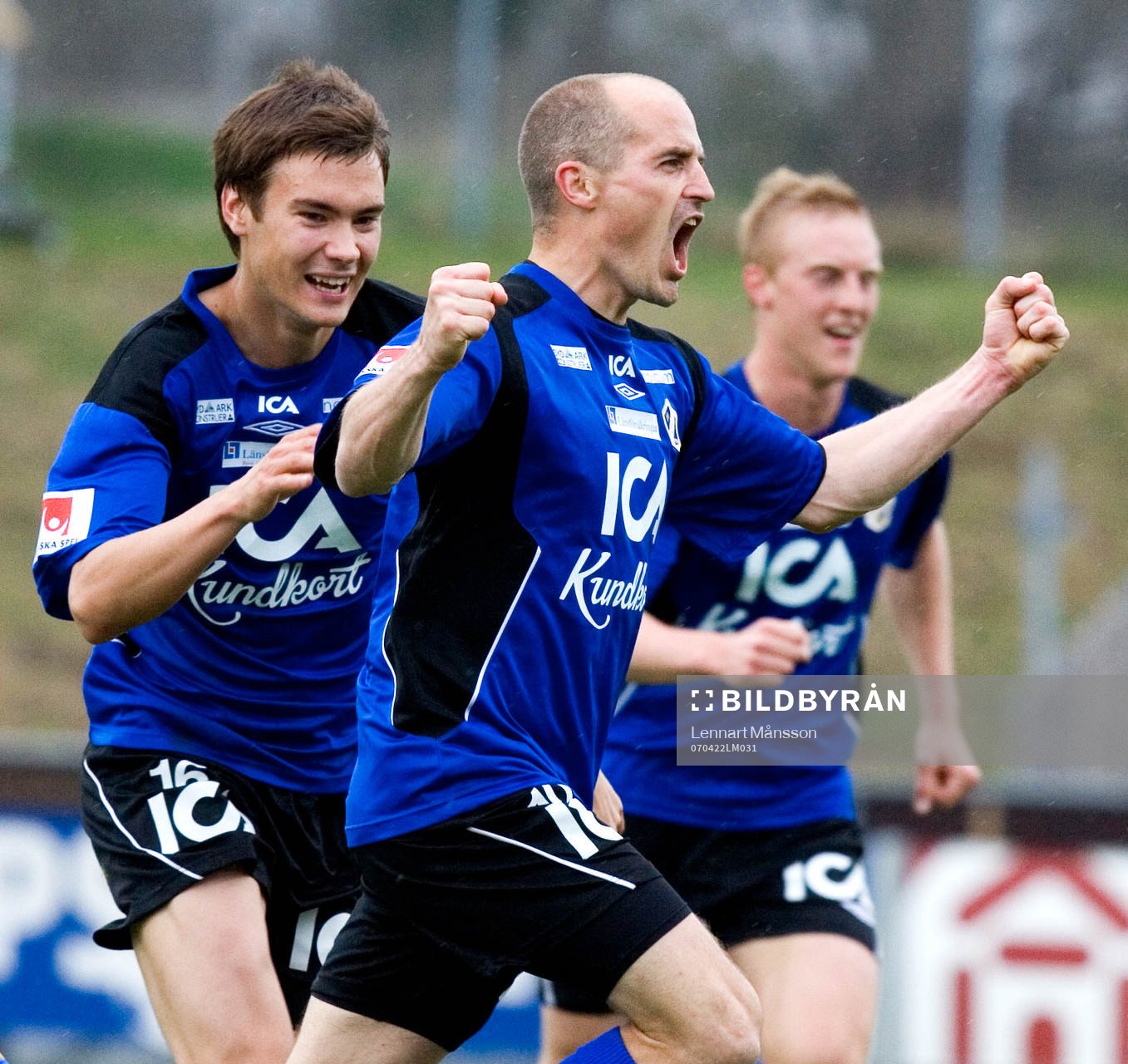 1-1, Magnus Arvidsson har kvitterat och grattas. Jubel