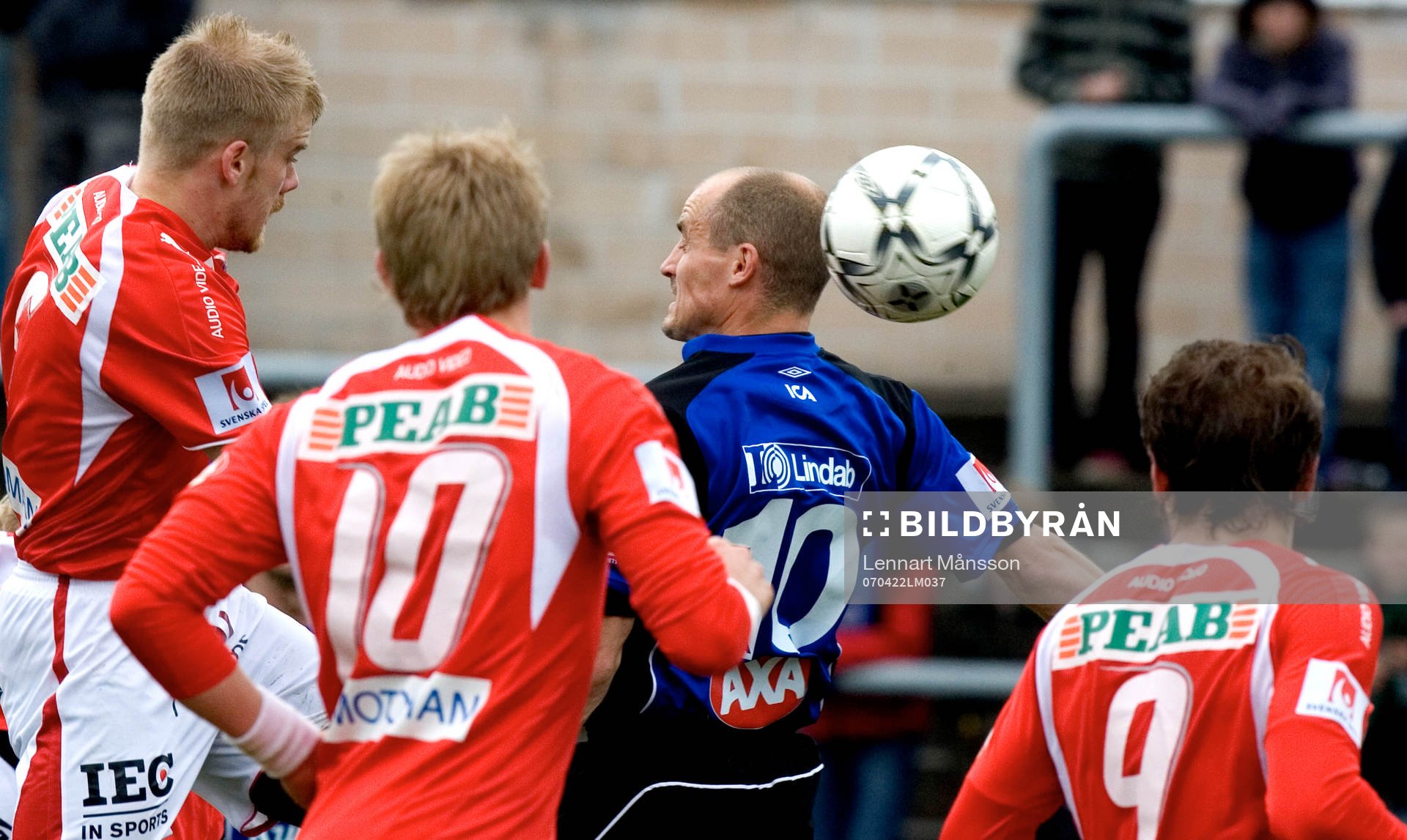 2-1, Magnus Arvidsson skarvar in segermålet omringad av
