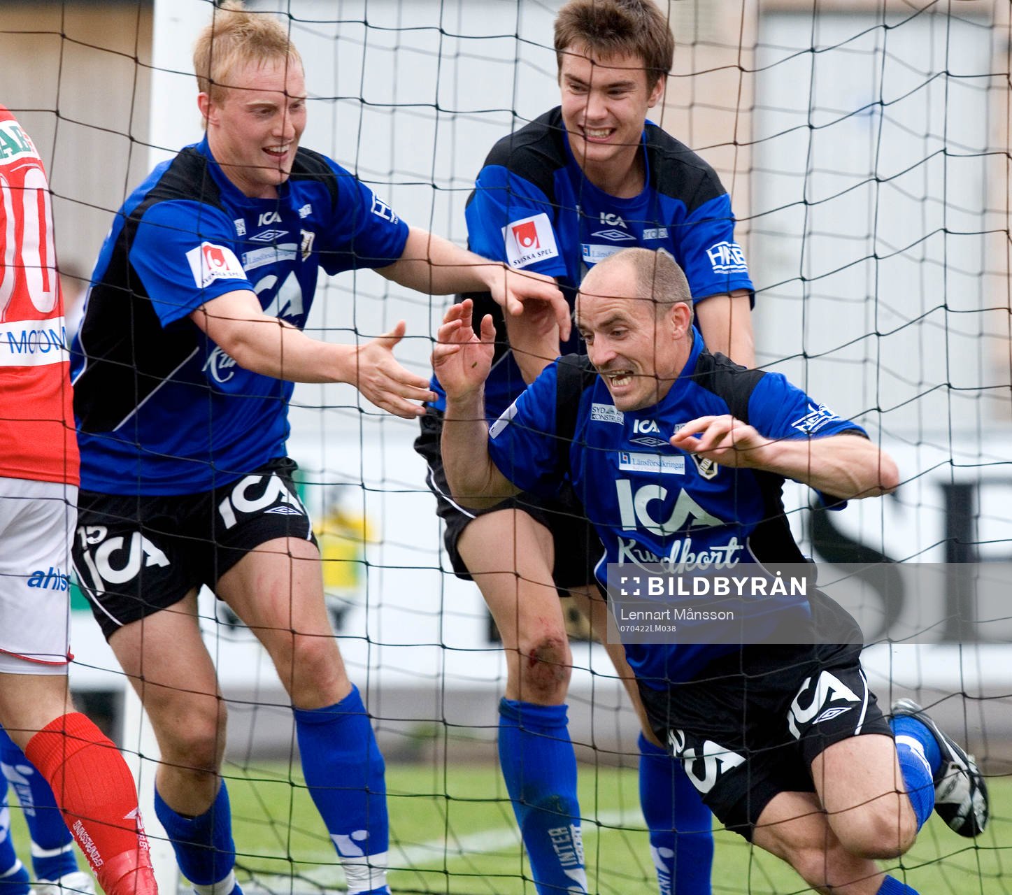 2-1, Magnus Arvidsson jublar inne i nätmaskorna och
