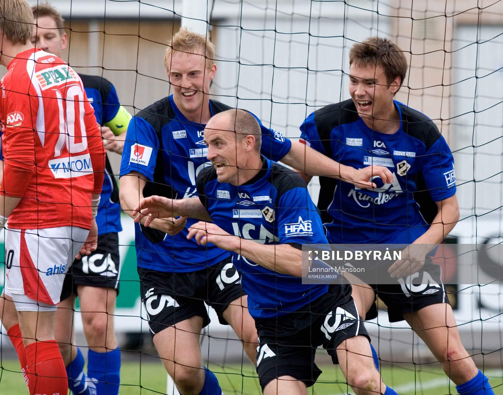 2-1, Magnus Arvidsson jublar inne i nätmaskorna och