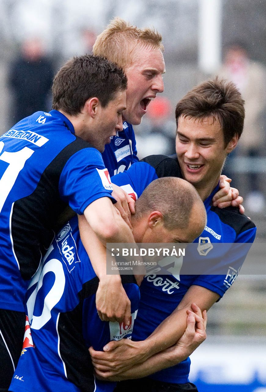  Magnus Arvidsson, Halmstad, grattas av Tibor Joza, Peter Larsson och Tim Sparv. Jubel, glädje 