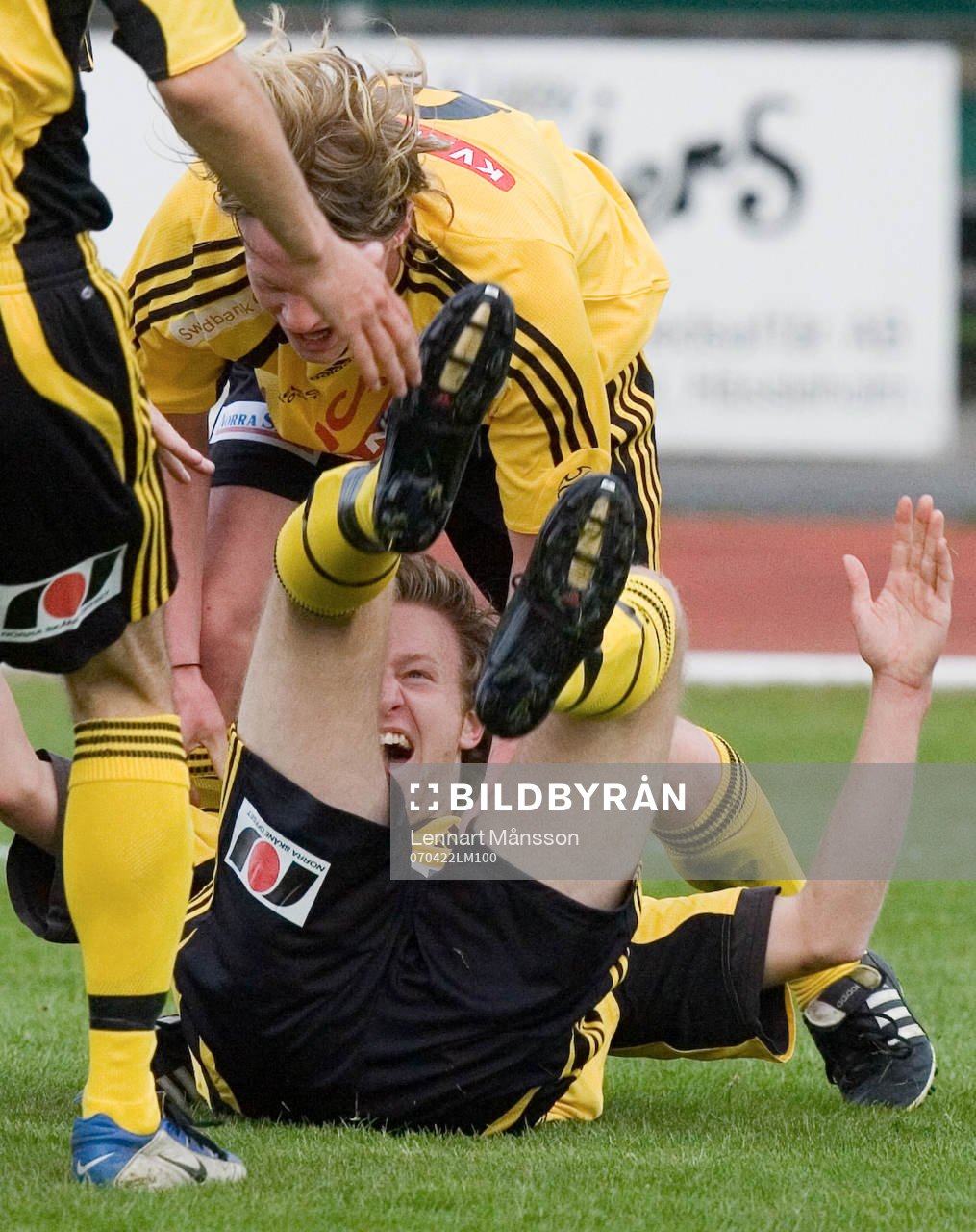 Oskar Olsson grattas av Mikael Larsson, jubel, glädje