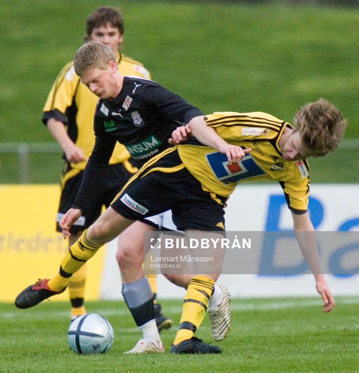 Oskar Olsson röjs undan av sölvesborgsspelare