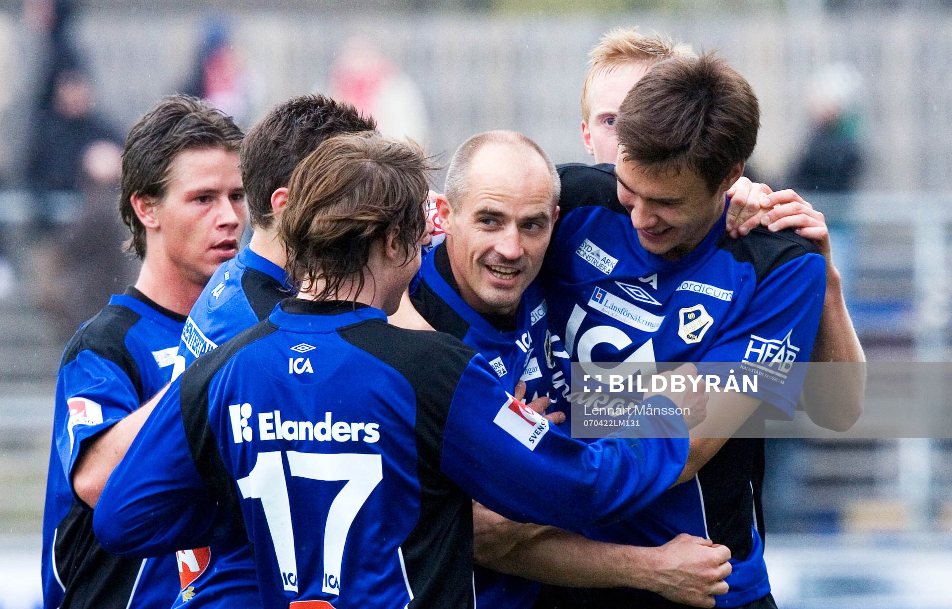 Magnus Arvidsson, Halmstad, grattas av Tibor Joza, Peter