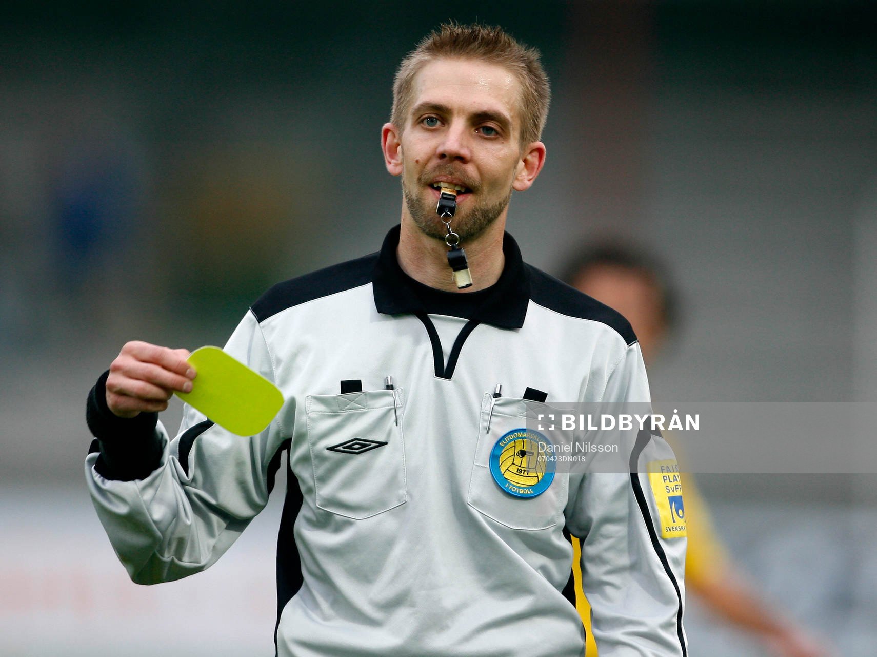 Johan Hamlin, Domare, ger gult kort