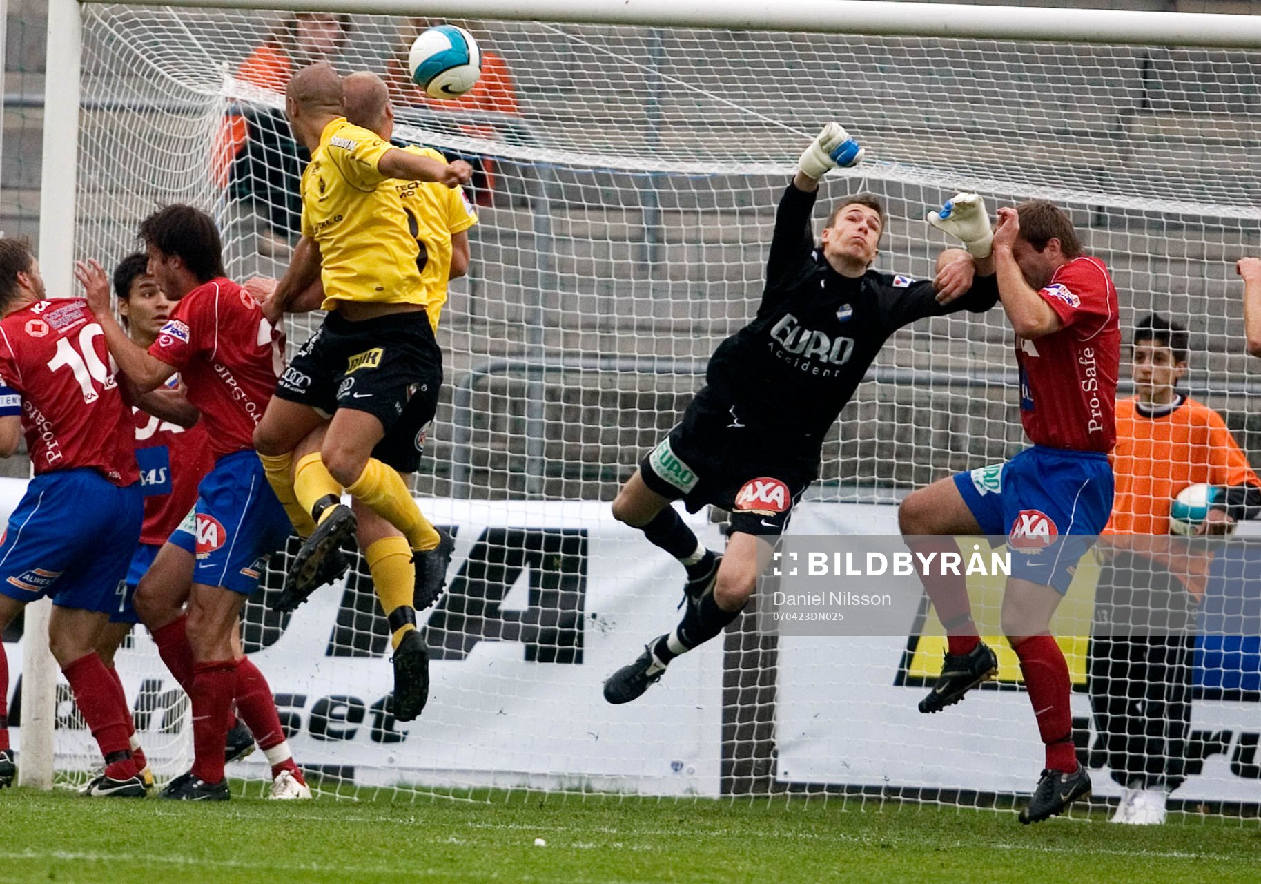 Robin Malmqvist, målvakt Öster, gör en räddning