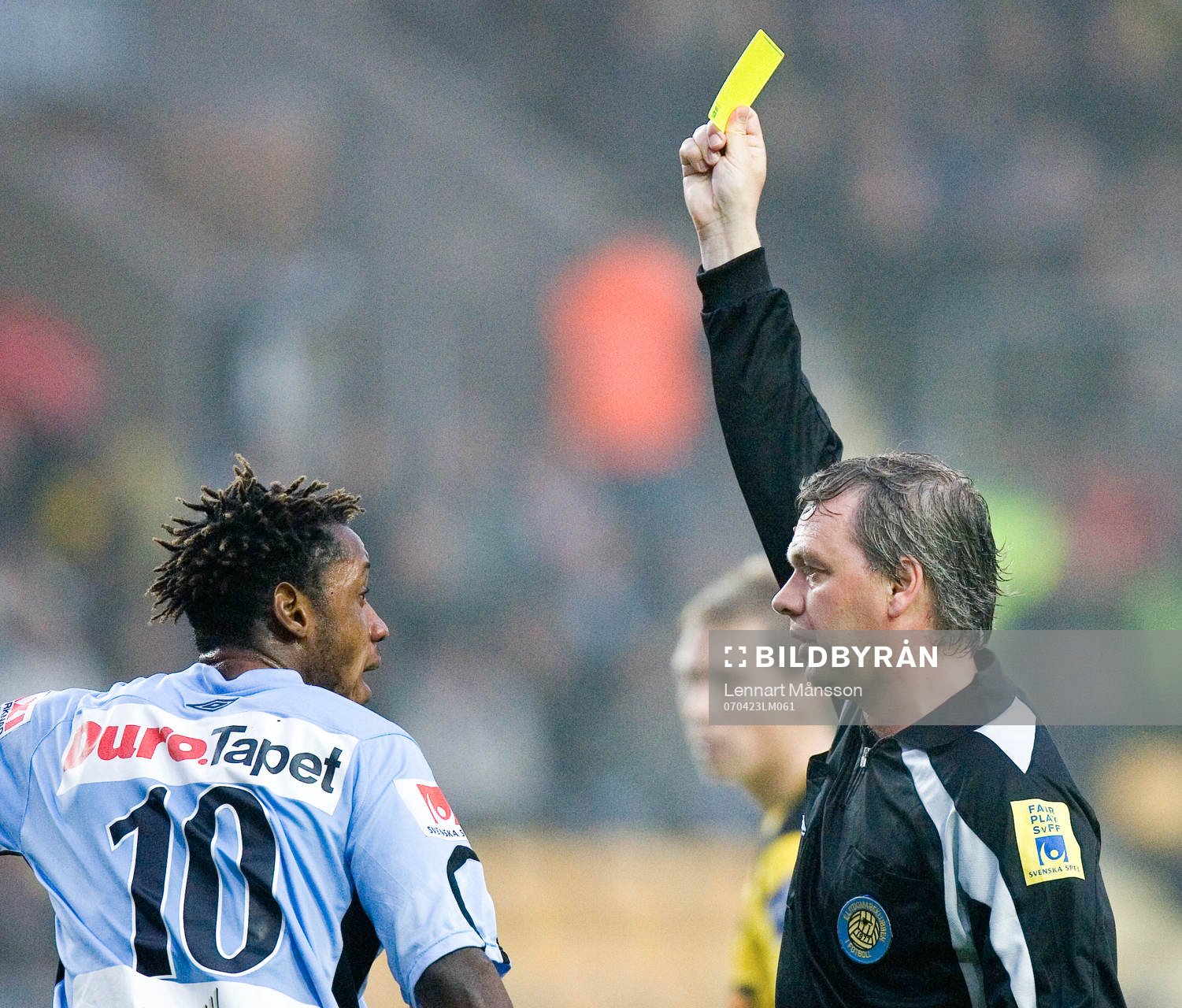 Yannick Bapupa, Gefle, får gult kort. Domare. Varning