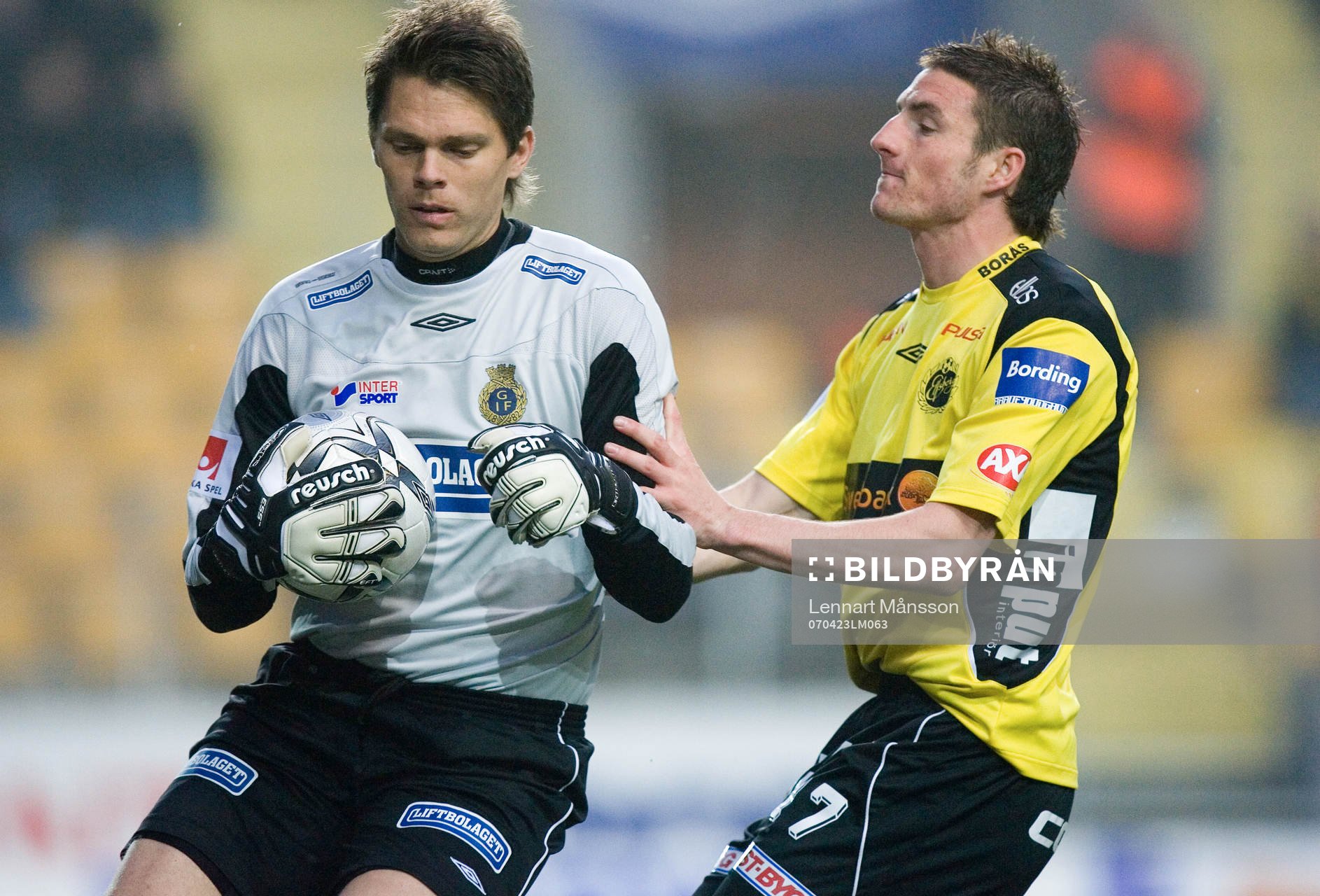 James Keene, Elfsborg, stöttar Mattias Hugosson, målvakt,