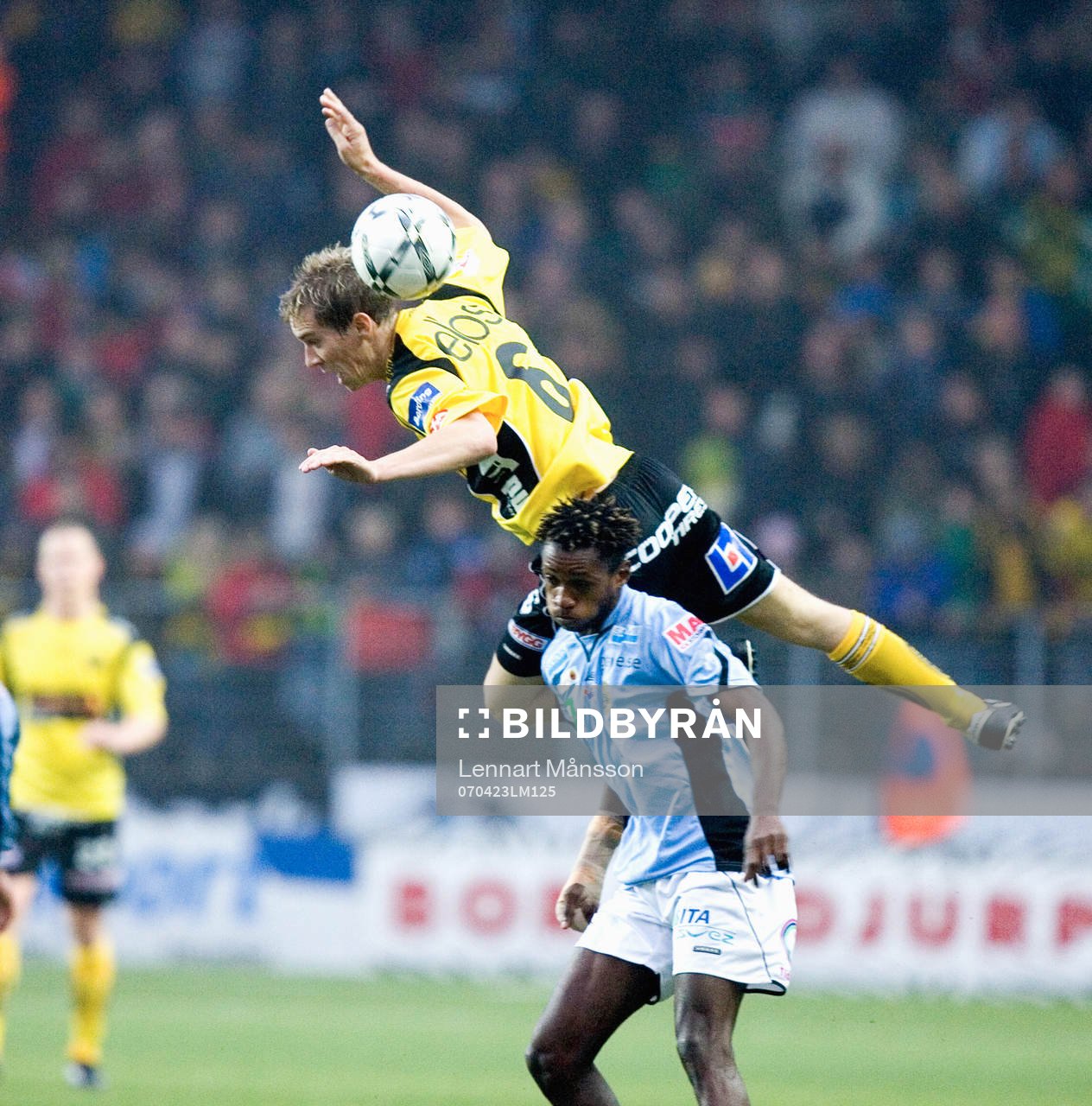 Daniel Alexandersson flyger över Yannick Bapupa