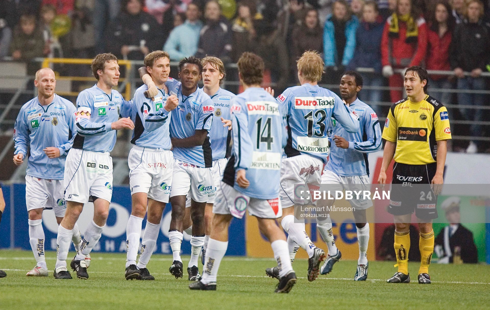 0-1, Målskytten Anders Wikström grattas. Jubel