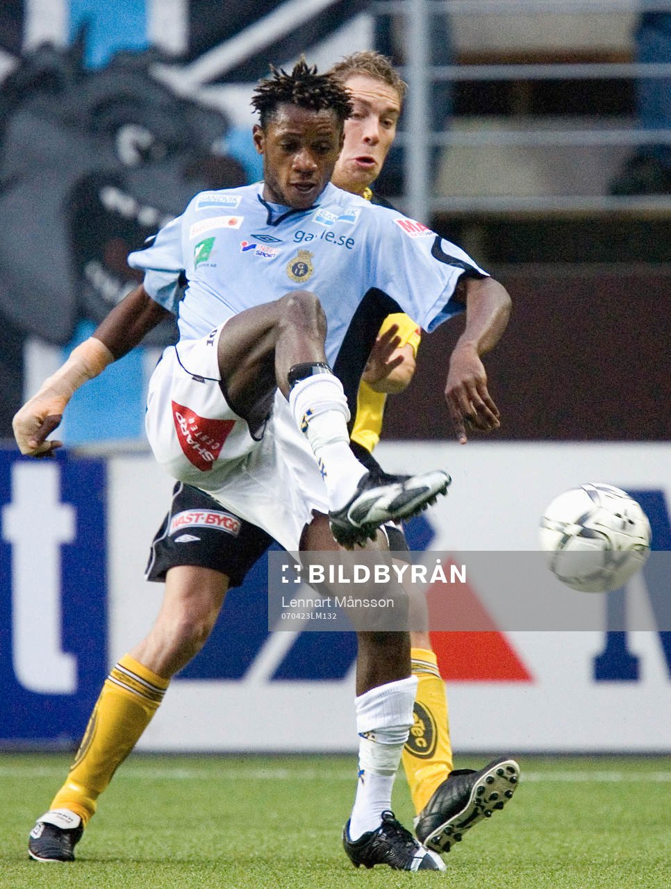 Yannick Bapupa håller undan för Daniel Alexandersson