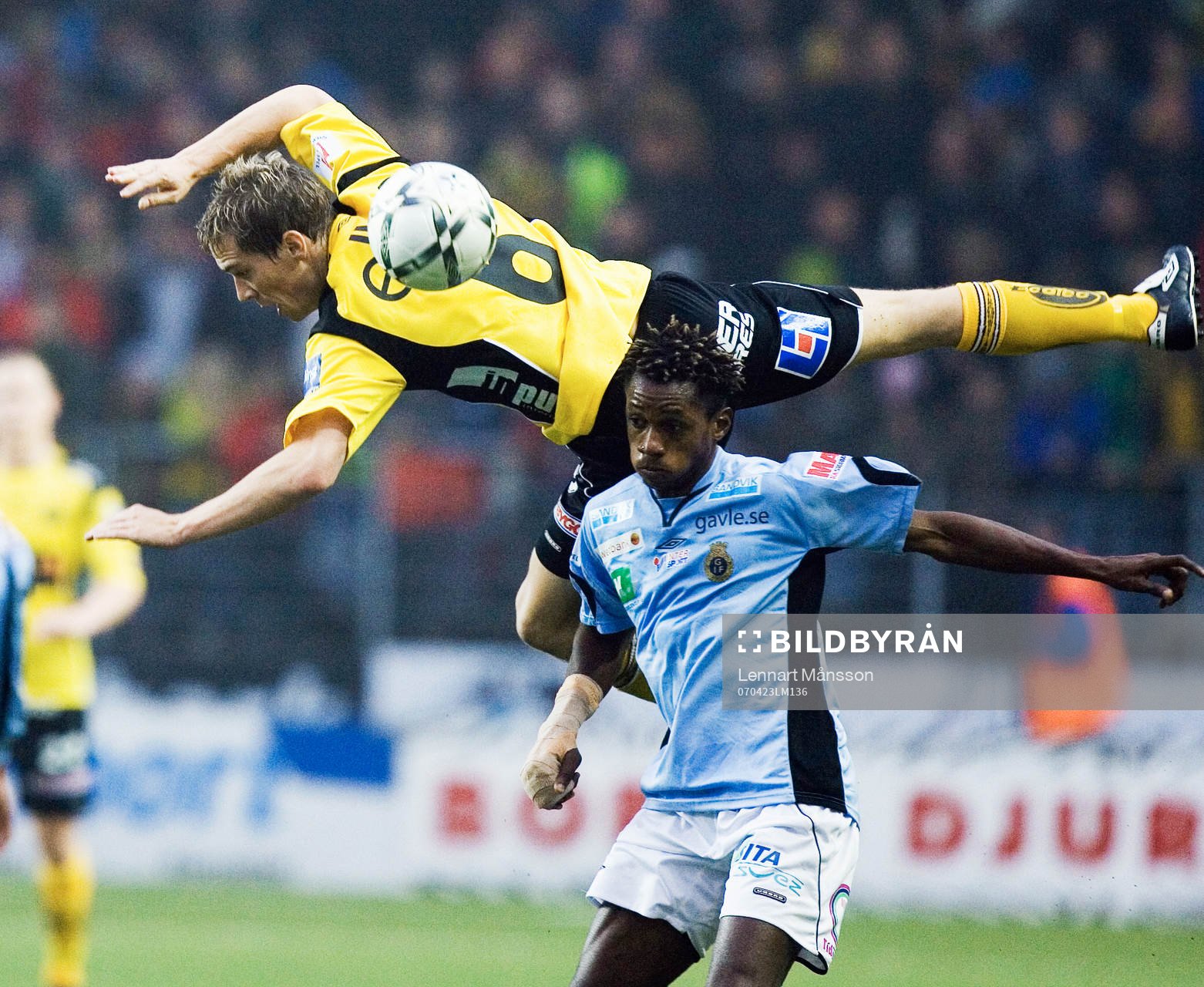 Daniel Alexandersson flyger över Yannick Bapupa