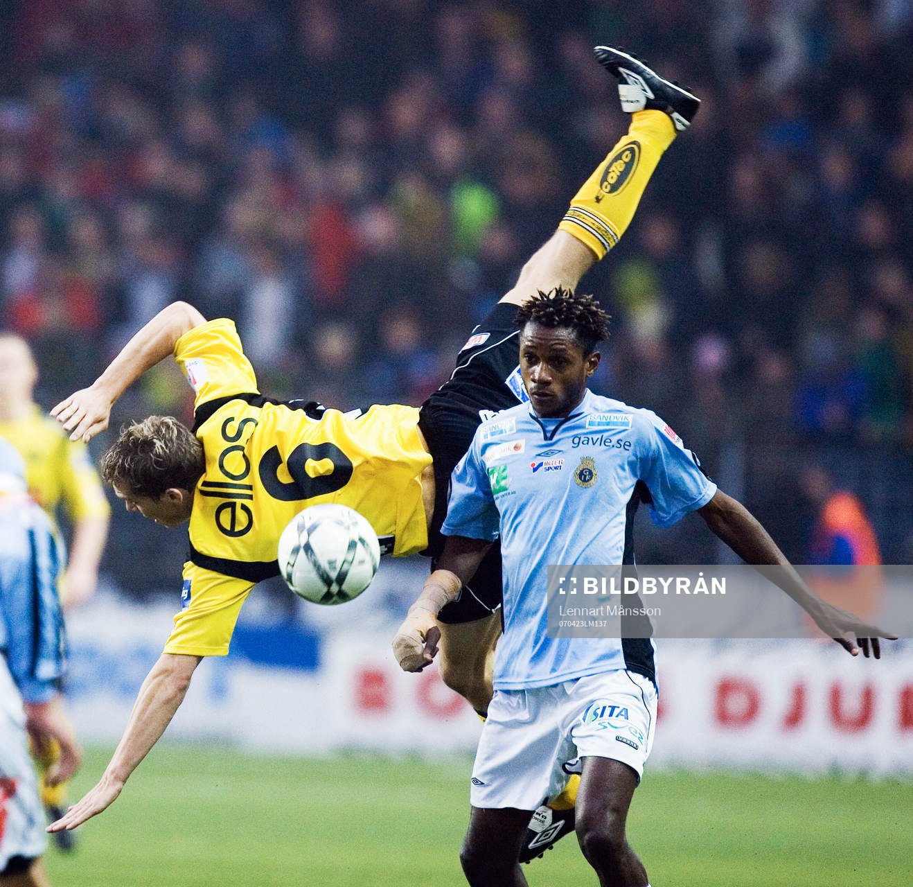 Daniel Alexandersson flyger över Yannick Bapupa