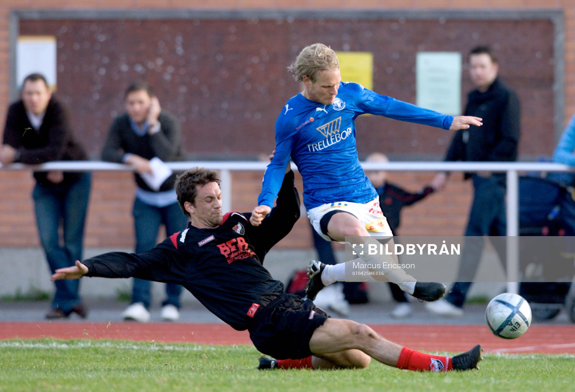  Tobias Gidlund, Enskede glidtacklar Erik Sundin, Trelleborg