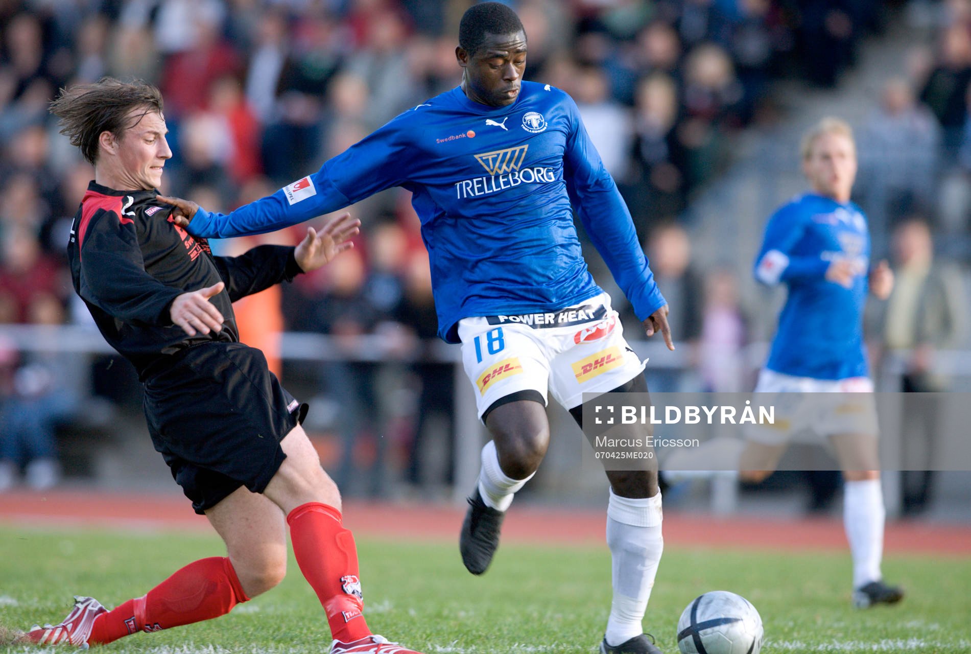 Michael Mensah, Trelleborg, trycker undan Jacob Glans, Enskede, innan han slår in 0-1