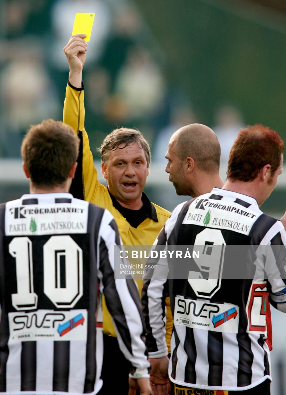  Åke Andreasson, domare, ger gult kort till Jörgen Pettersson, Landskrona.