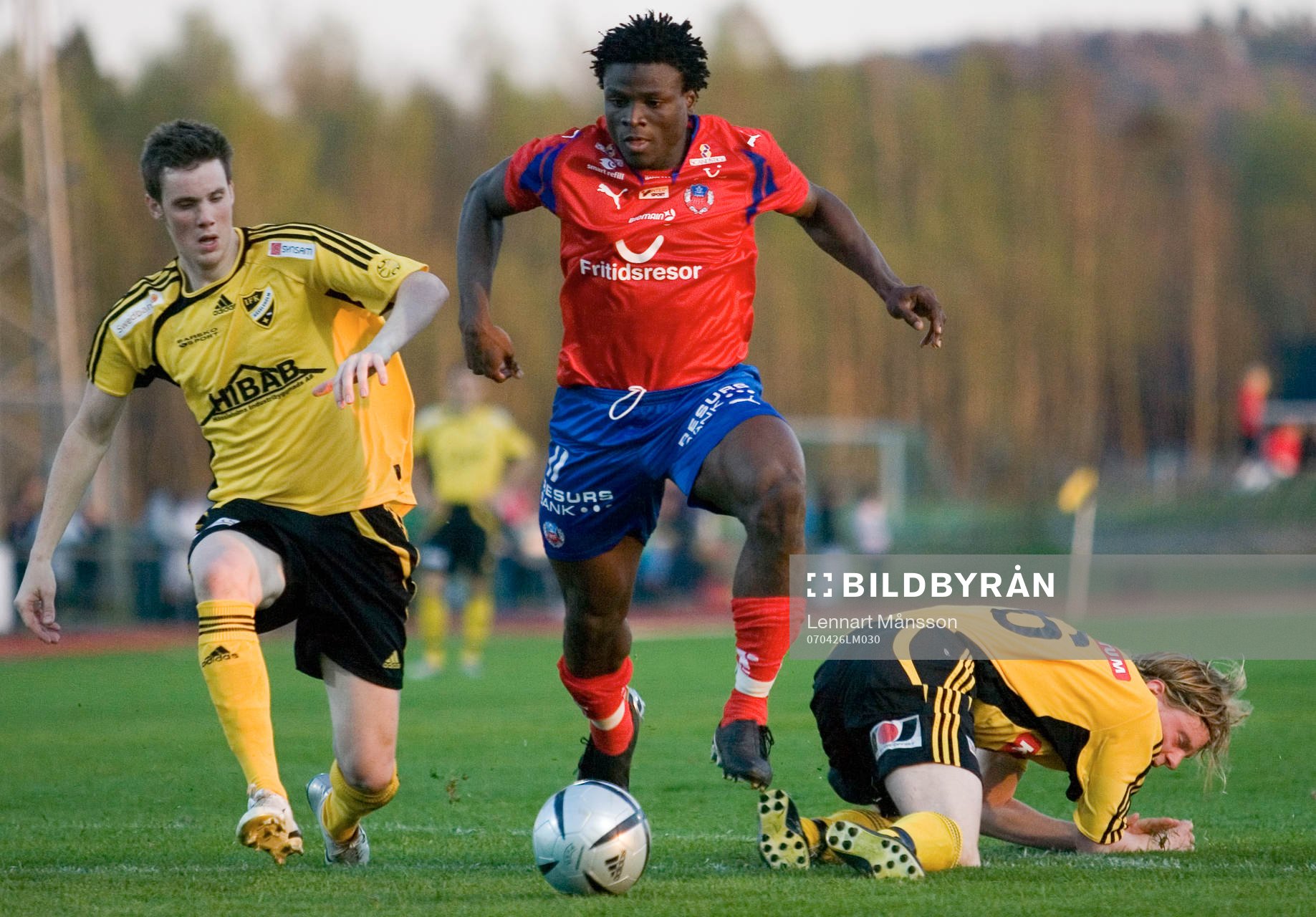 Razak Omotoyossi går förbi Peter Olsson och Erik Persson
