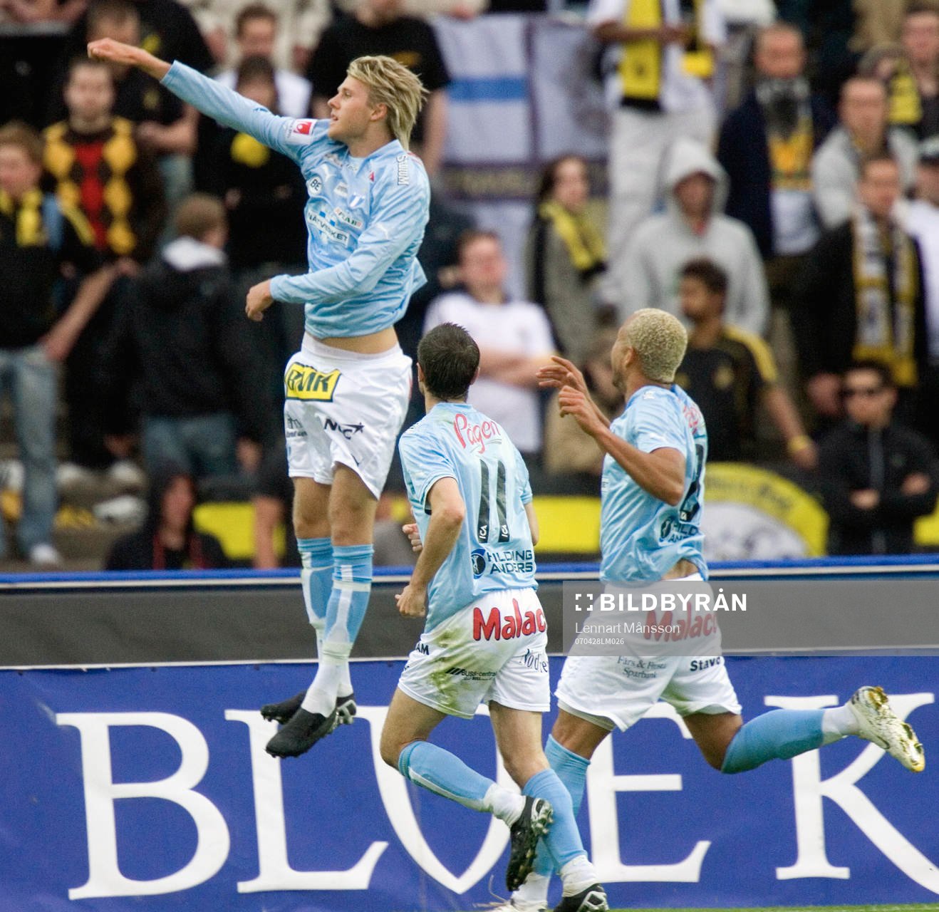 2-0, Ola Toivonen, som jublar och jagas av grattande Yksel