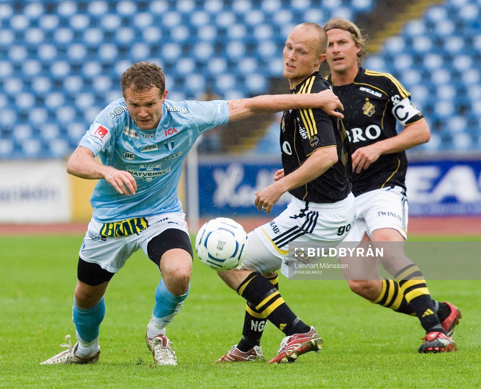 Målskytten Jonatan Johansson mot Nicklas Carlsson
