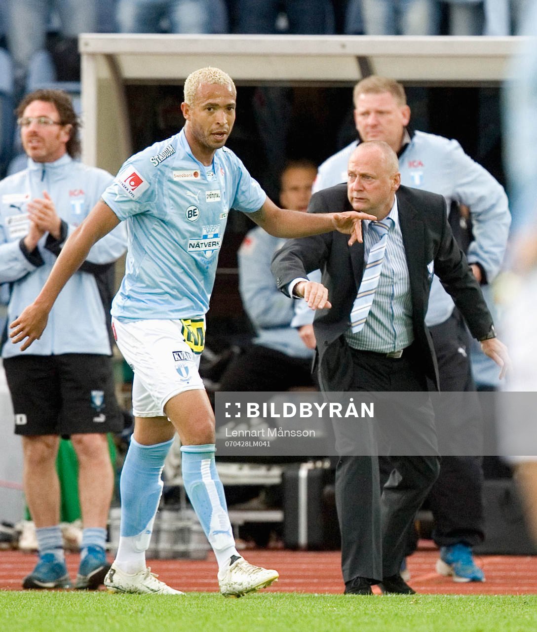 1-0, MFF-tränaren Sören Åkeby grattar målskytten Junior