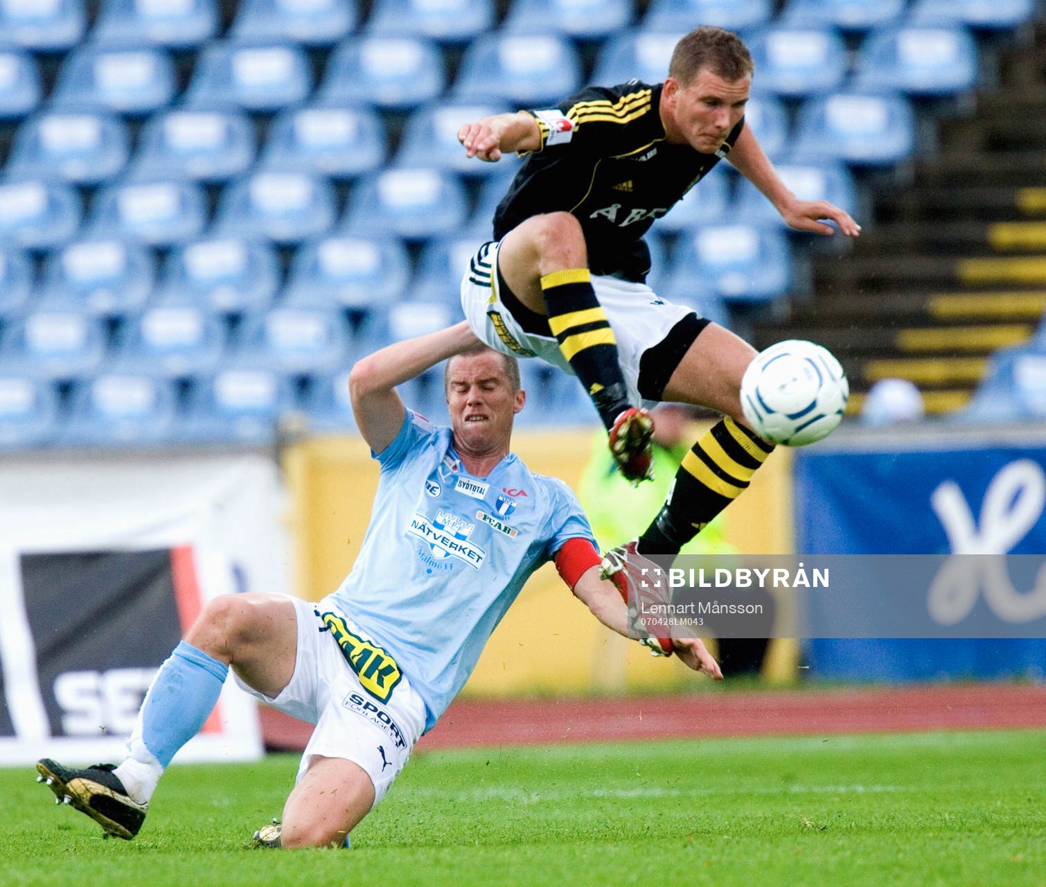 Daniel Andersson försöker stoppa en AIK-are