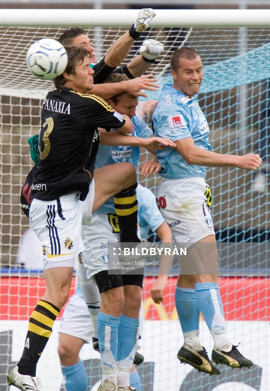 Trångt framför Jonas Sandqvist, målvakt, Malmö, Niklas