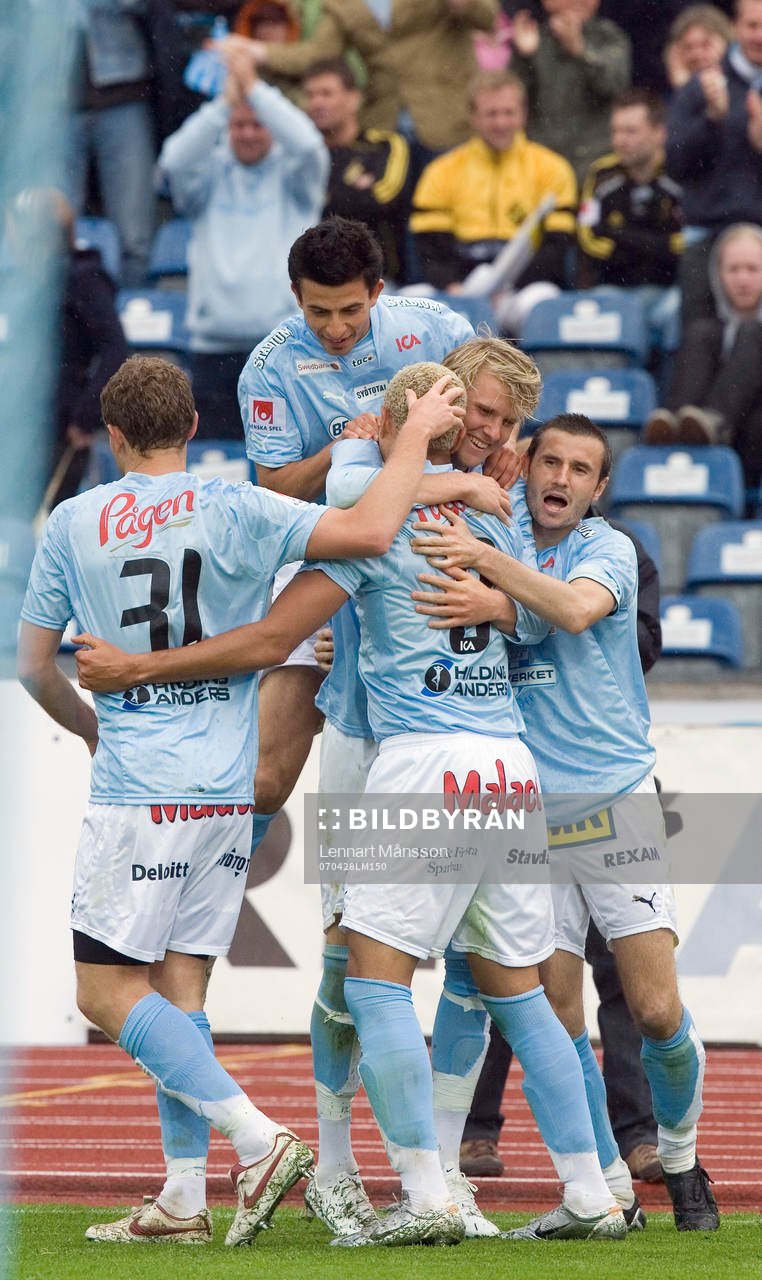 Fotboll, allsvenskan, Malmö FF - AIK: 3-0, Junior, som grattas av Ola Toivonen och Behrang Safari som flyger upp i spelarhögen.