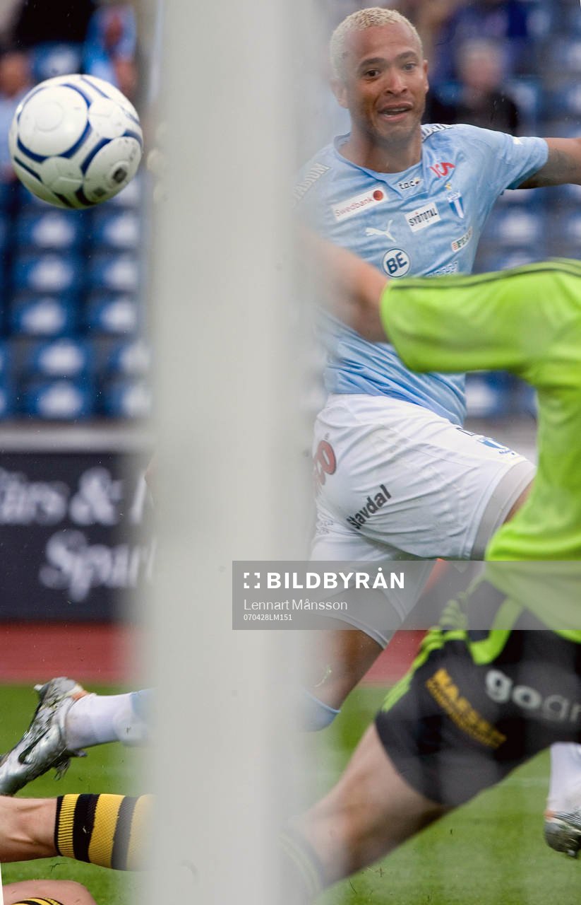 Fotboll, allsvenskan, Malmö FF - AIK: 3-0, Junior, som chippar in bollen, hans andra mål för dagen. Och vilket leende brassen har.