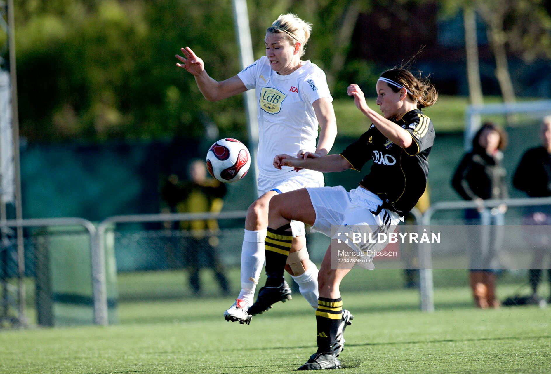 Asthildur Helgadottir, Malmö och Frida Höglund, AIK