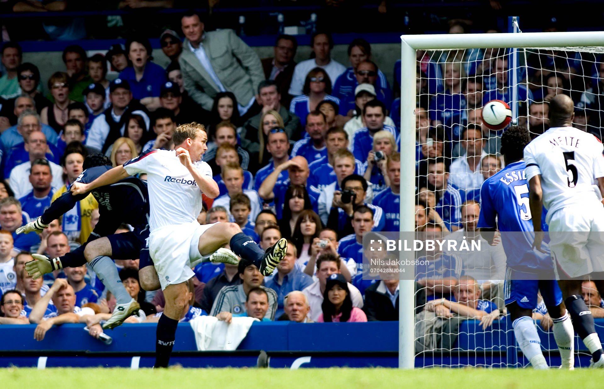 Kevin Davies, Bolton, nickar in 2-2 bakom Petr Cech,