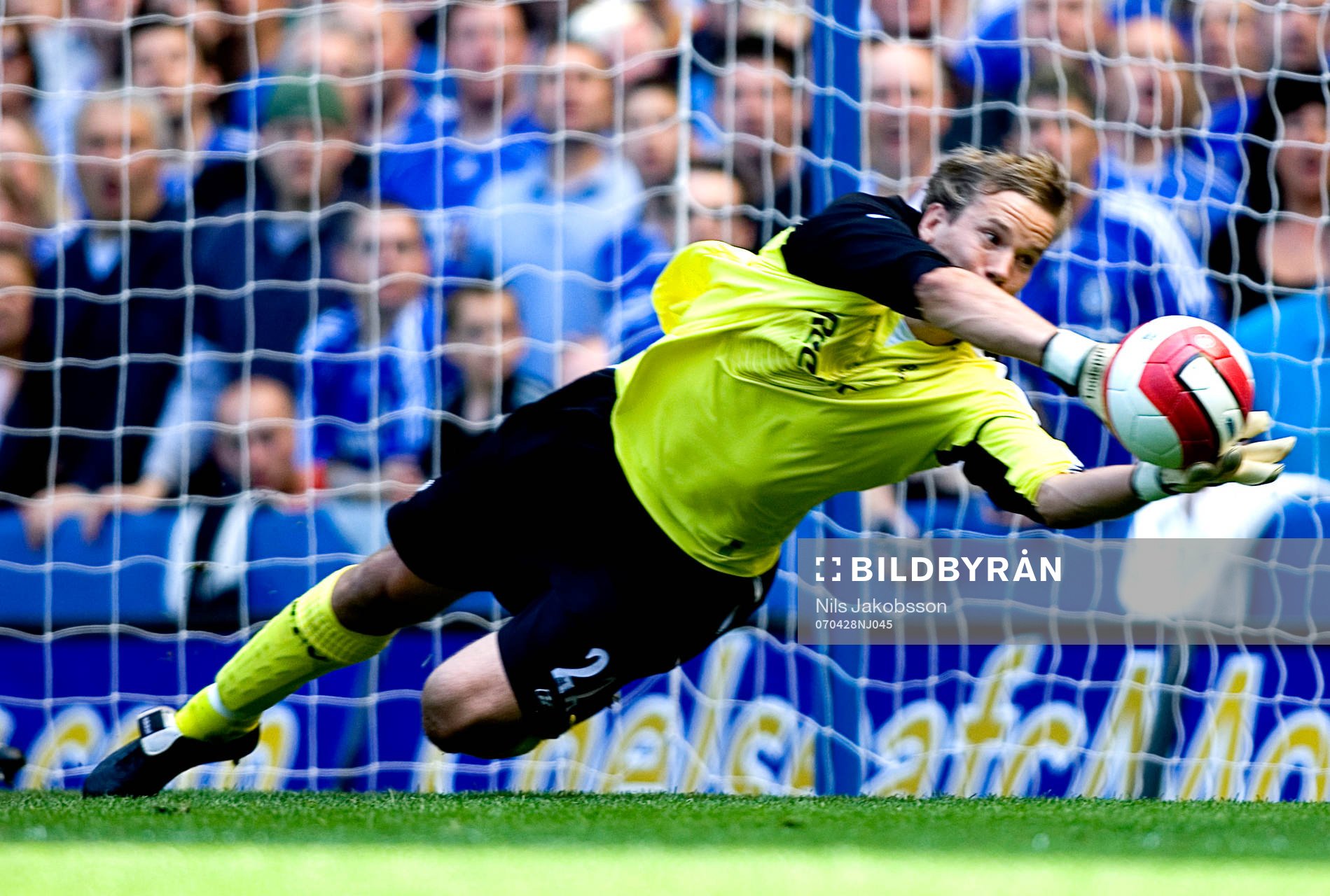 Jussi Jaaskelainen, Målvakt, Bolton, gör en räddning,