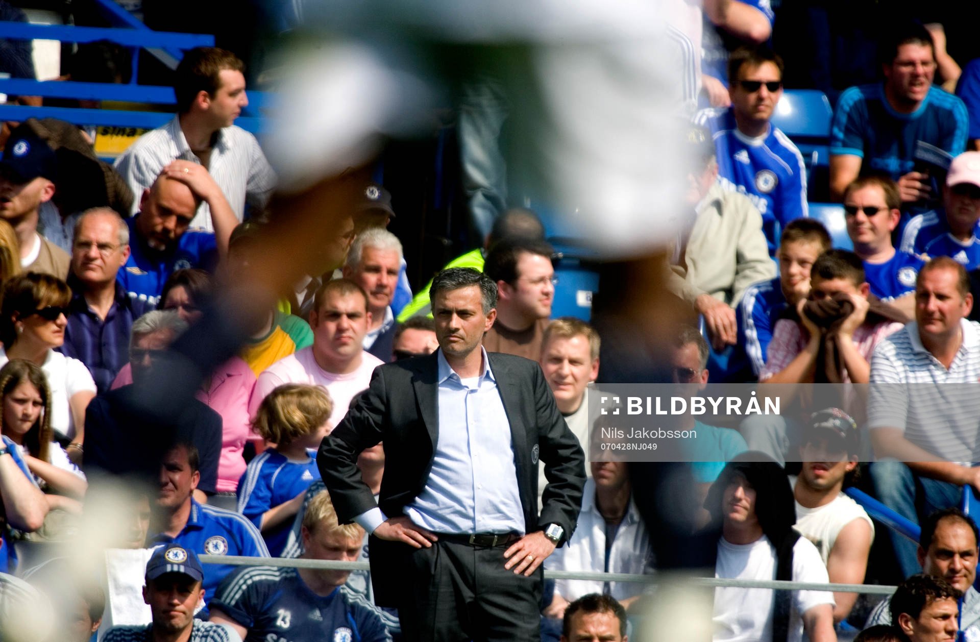 Jose Mourinho, tränare, Chelsea, mellan ett par ben, depp