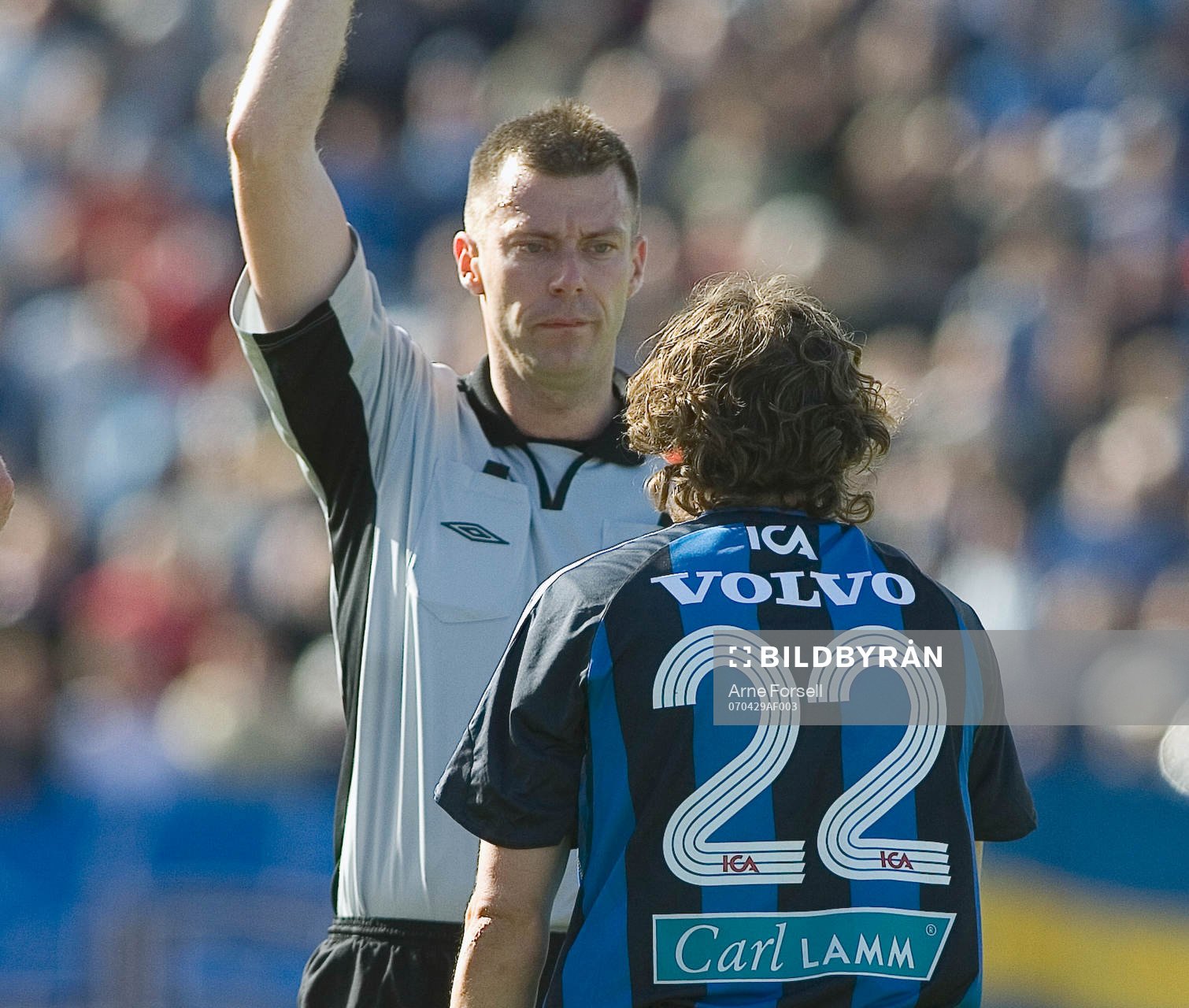 Andrej Komac blir utvisad av domare Daniel Stålhammar