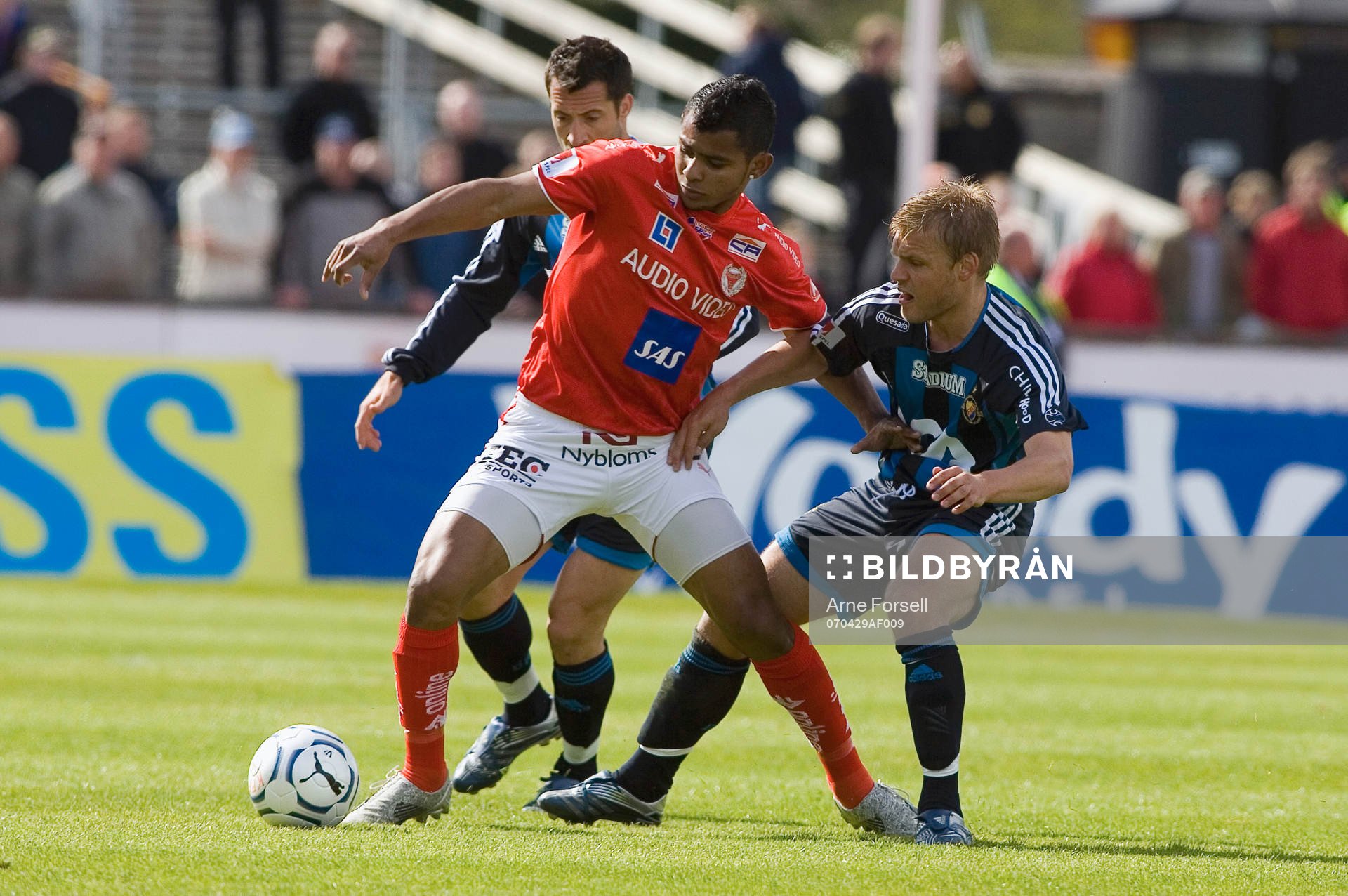 Ari da Silva Ferreira först på bollen