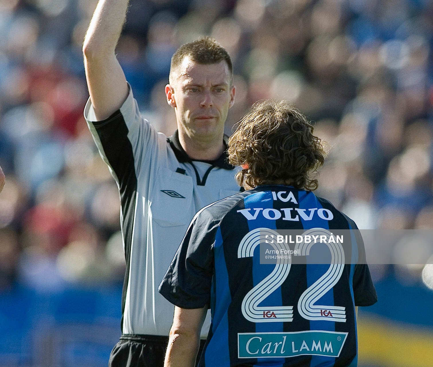 Andrej Komac blir utvisad av domare Daniel Stålhammar