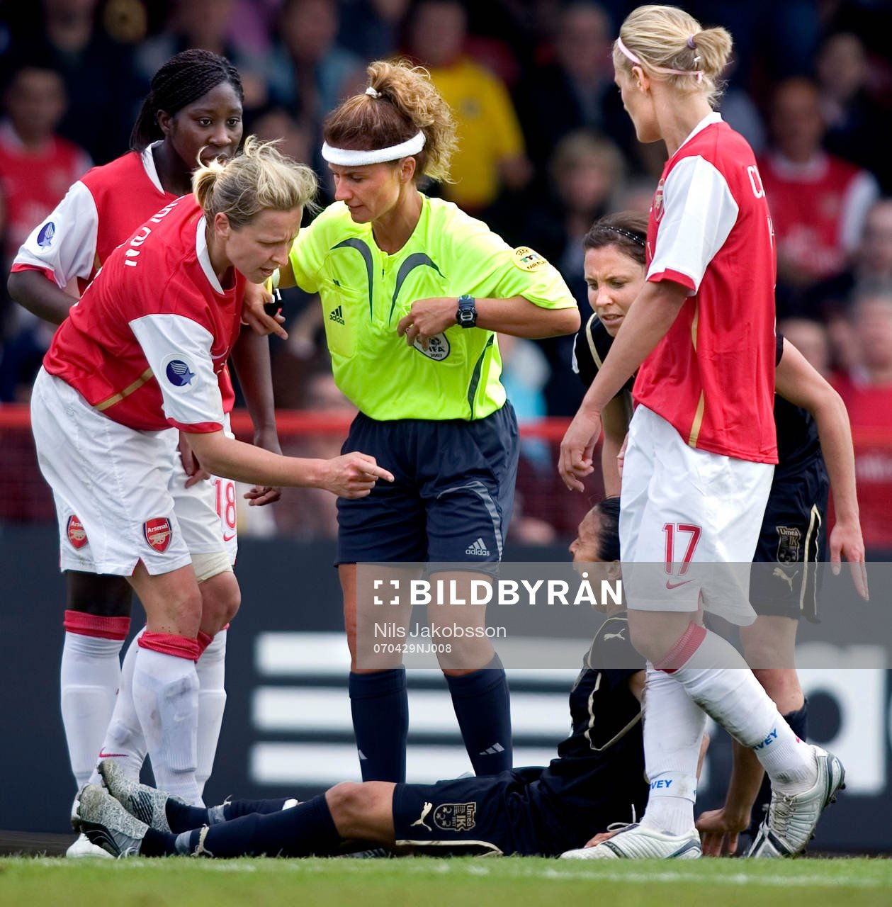 Jayne Ludlow, Arsenal, pekar på Marta, Umeå, som i sin