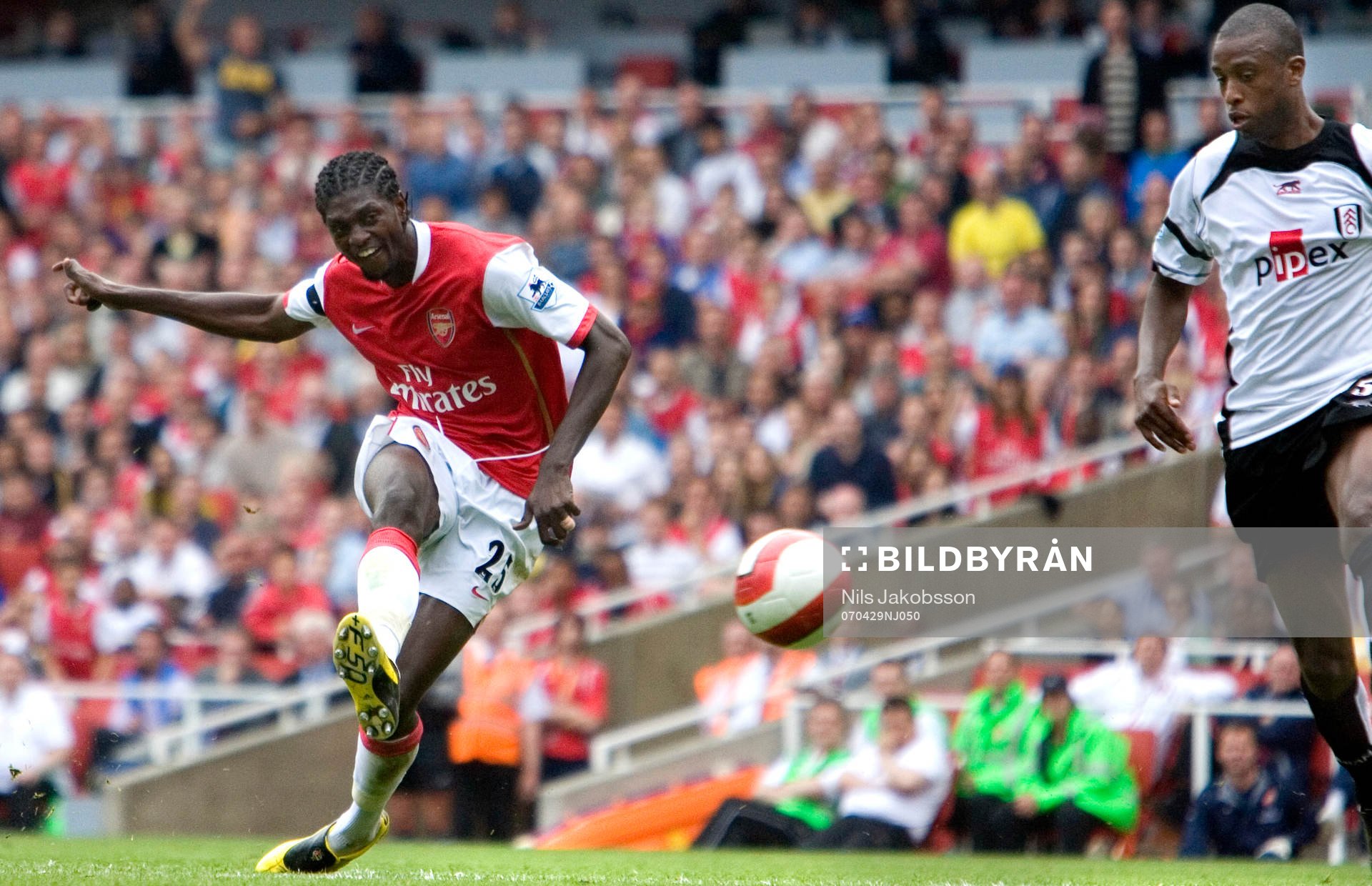  Emmanuel Adebayor, Arsenal, rullar in 2-1.