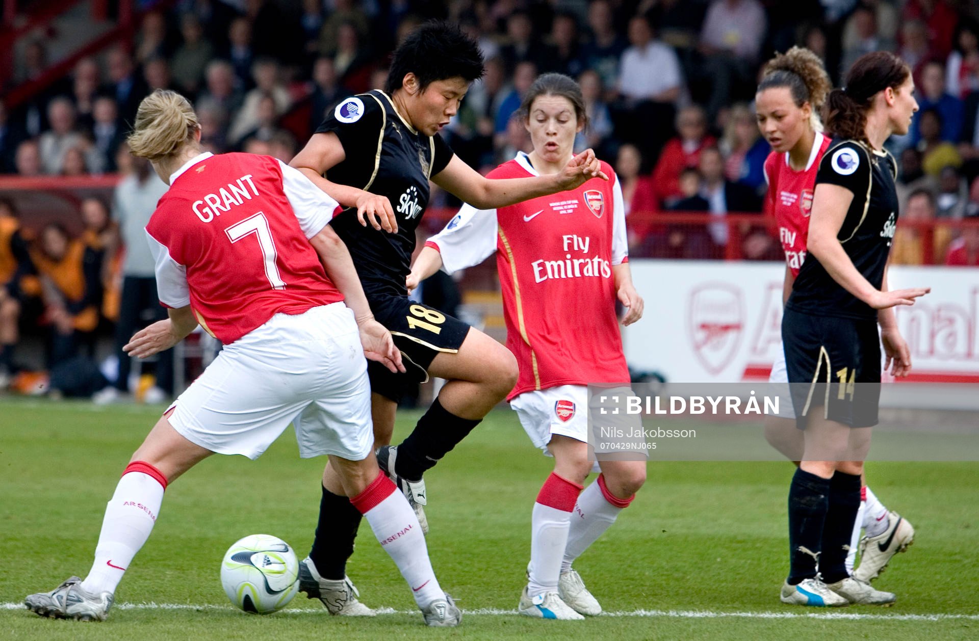 Xiaoxu Ma, Umeå försöker ta sig förbi Ciara Grant, Arsenal.   