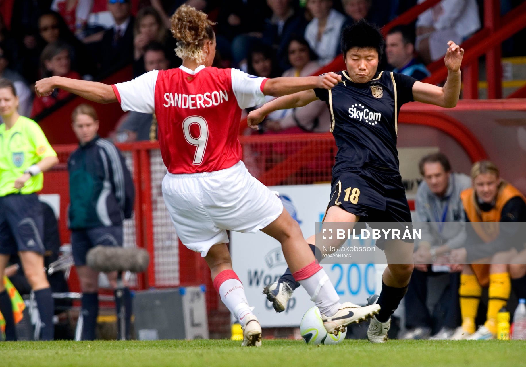  Xiaoxu Ma, Umeå försöker ta sig förbi Lianne Sanderson, Arsenal.   