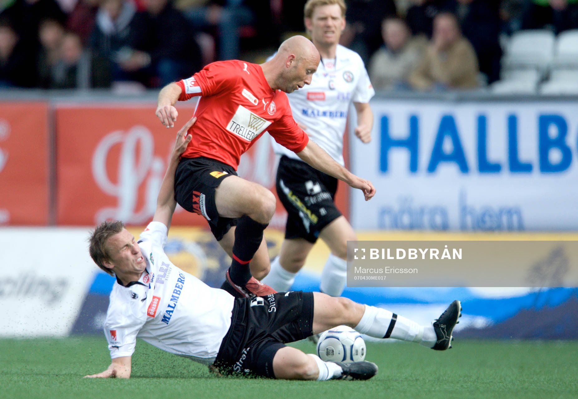 Mattias Thylander, Trelleborg, glidtacklas av Fredrik